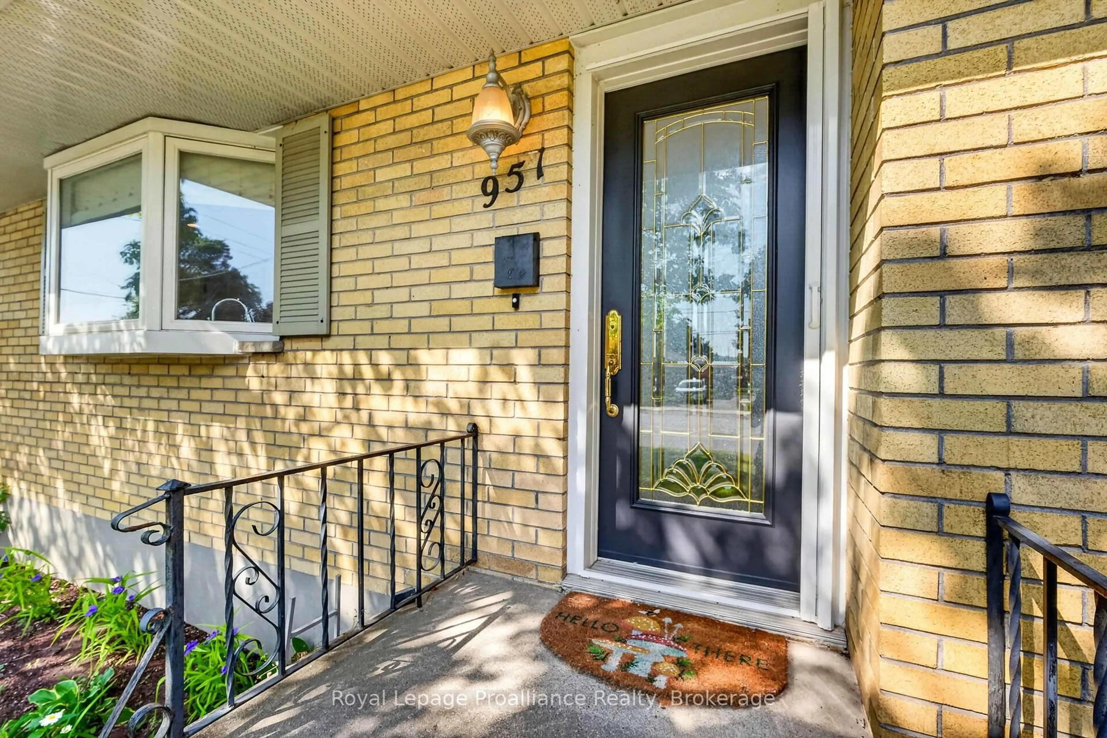 Indoor entryway for 951 D'Arcy St, Cobourg Ontario K9A 4B6