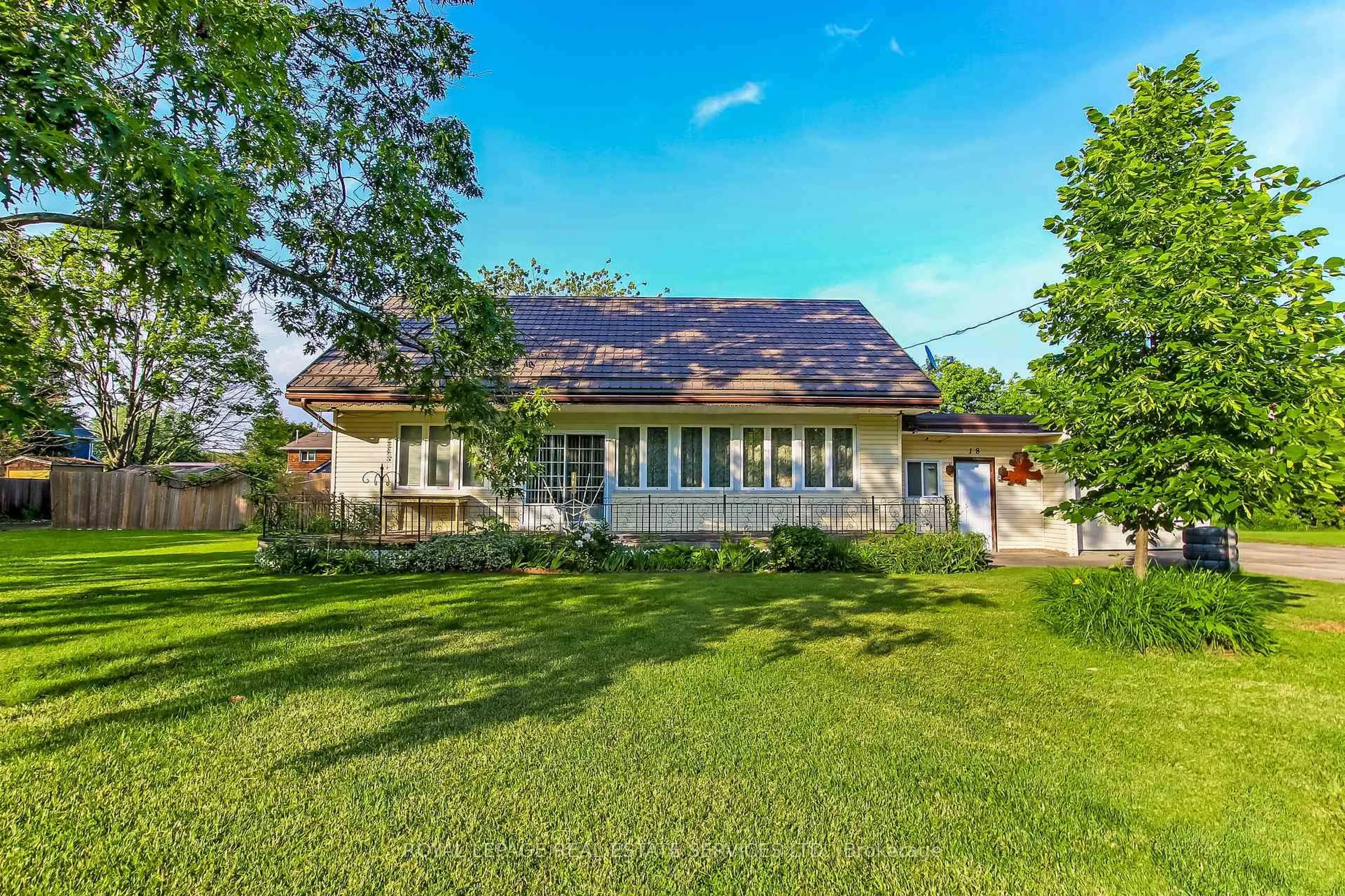 A pic from outside/outdoor area/front of a property/back of a property/a pic from drone, unknown for 20 Bayview Ave, Norfolk Ontario N0E 1P0