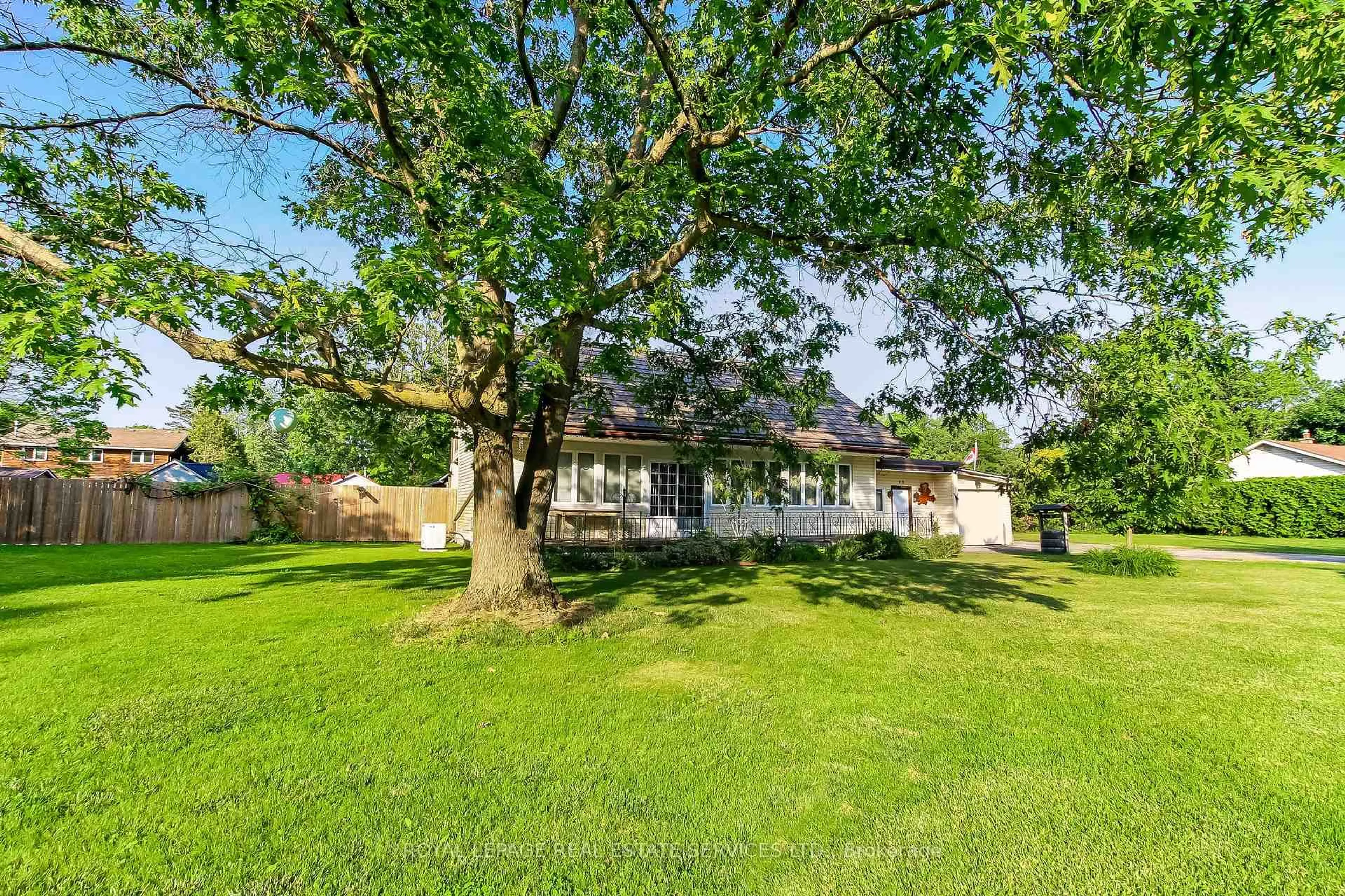 A pic from outside/outdoor area/front of a property/back of a property/a pic from drone, street for 20 Bayview Ave, Norfolk Ontario N0E 1P0