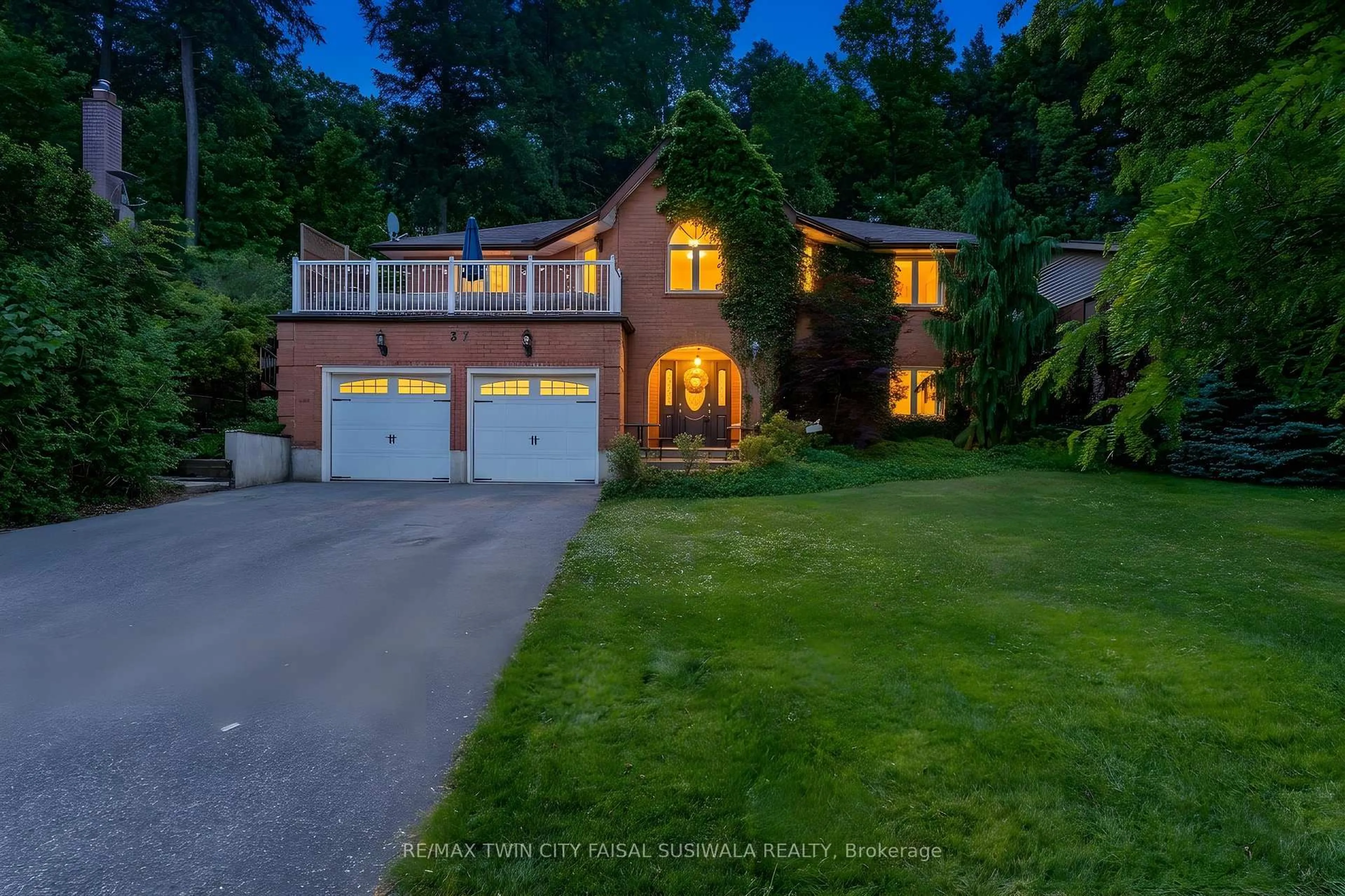 A pic from outside/outdoor area/front of a property/back of a property/a pic from drone, street for 37 Yellow Birch Dr, Kitchener Ontario N2N 2M1