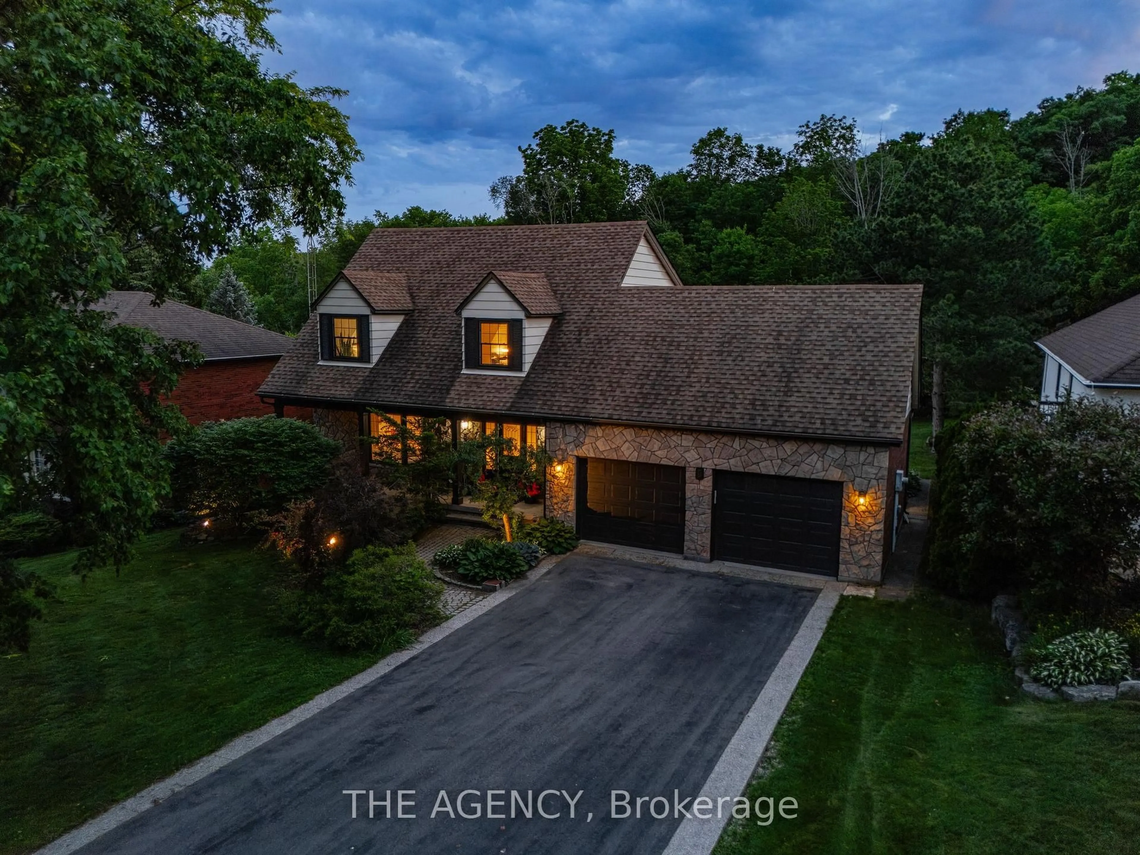 A pic from outside/outdoor area/front of a property/back of a property/a pic from drone, street for 5 Mays Cres, Hamilton Ontario L8B 0G4
