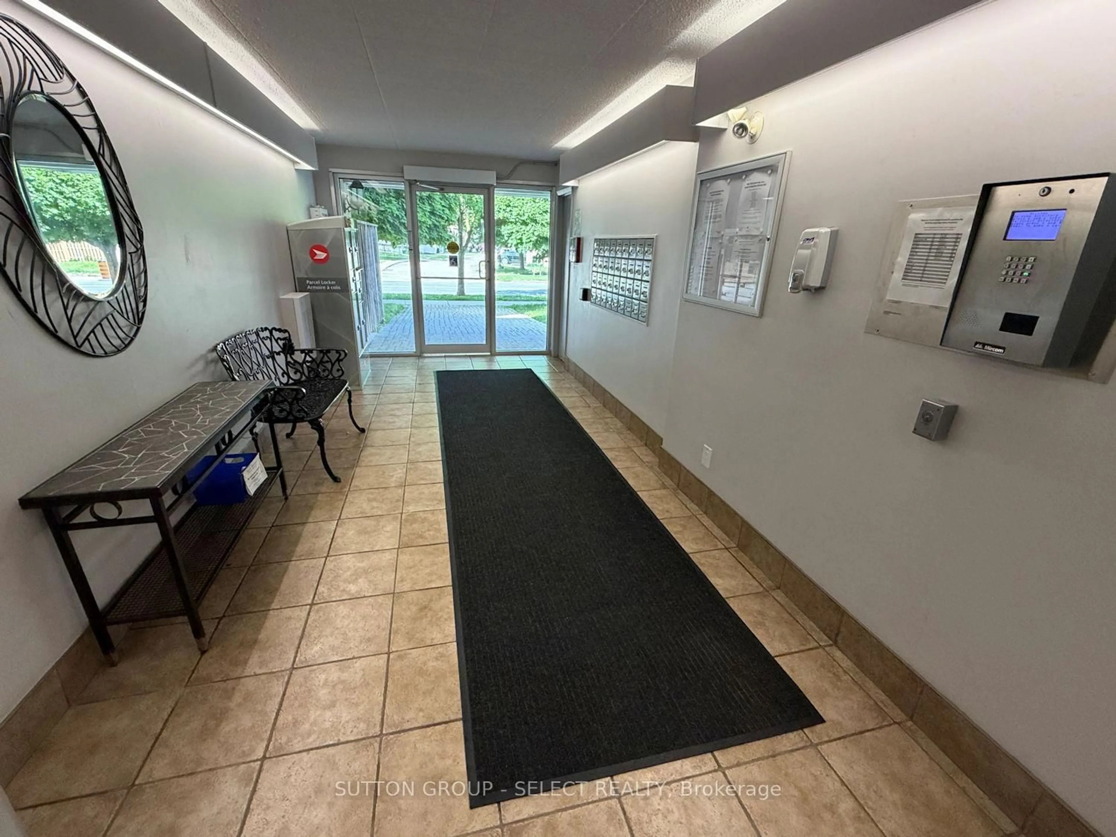 Indoor foyer for 80 Breckenridge Dr #203, Kitchener Ontario N2B 2N9