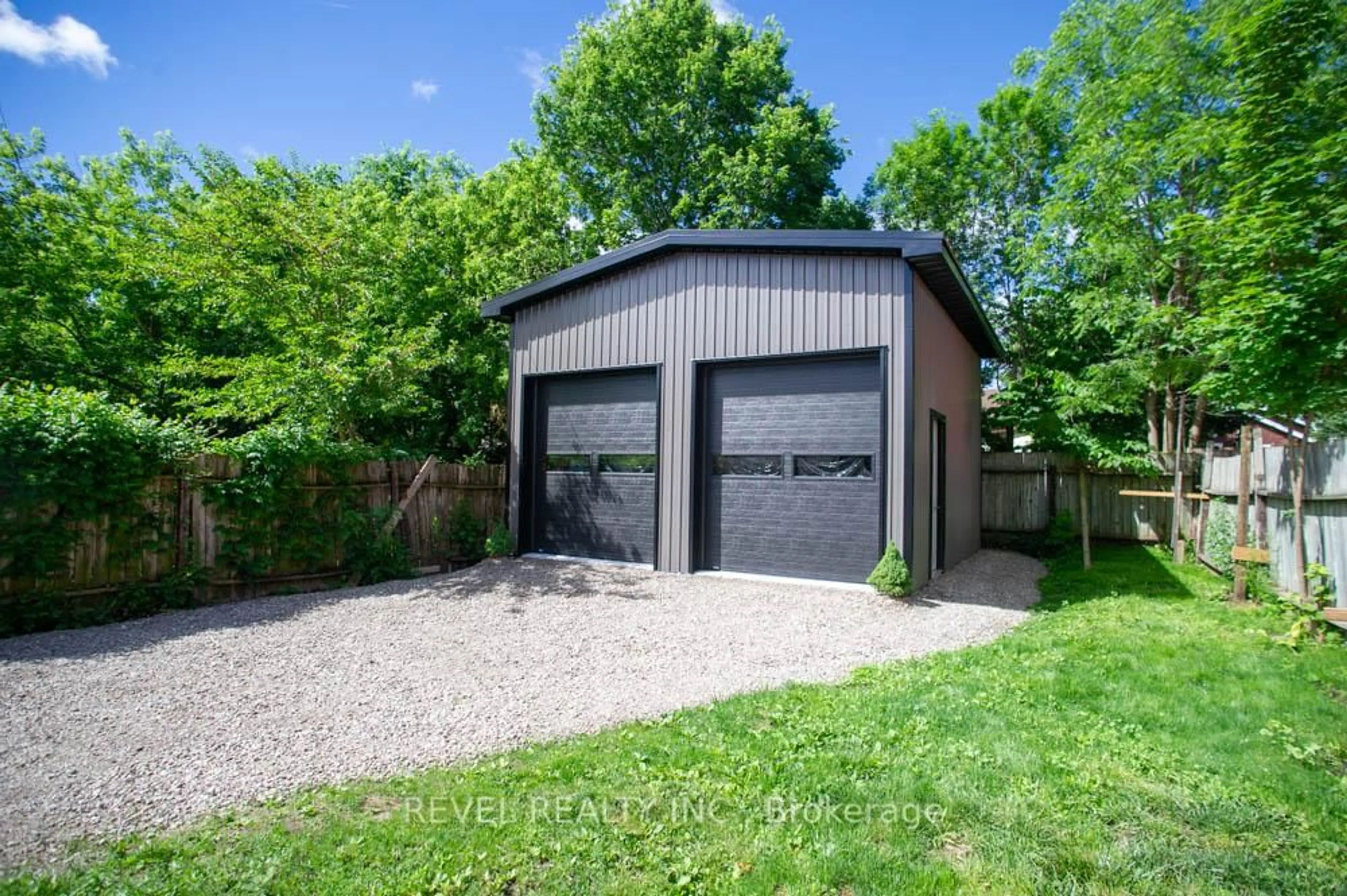 Indoor garage for 150 Pearl St, Brantford Ontario N3T 3P4