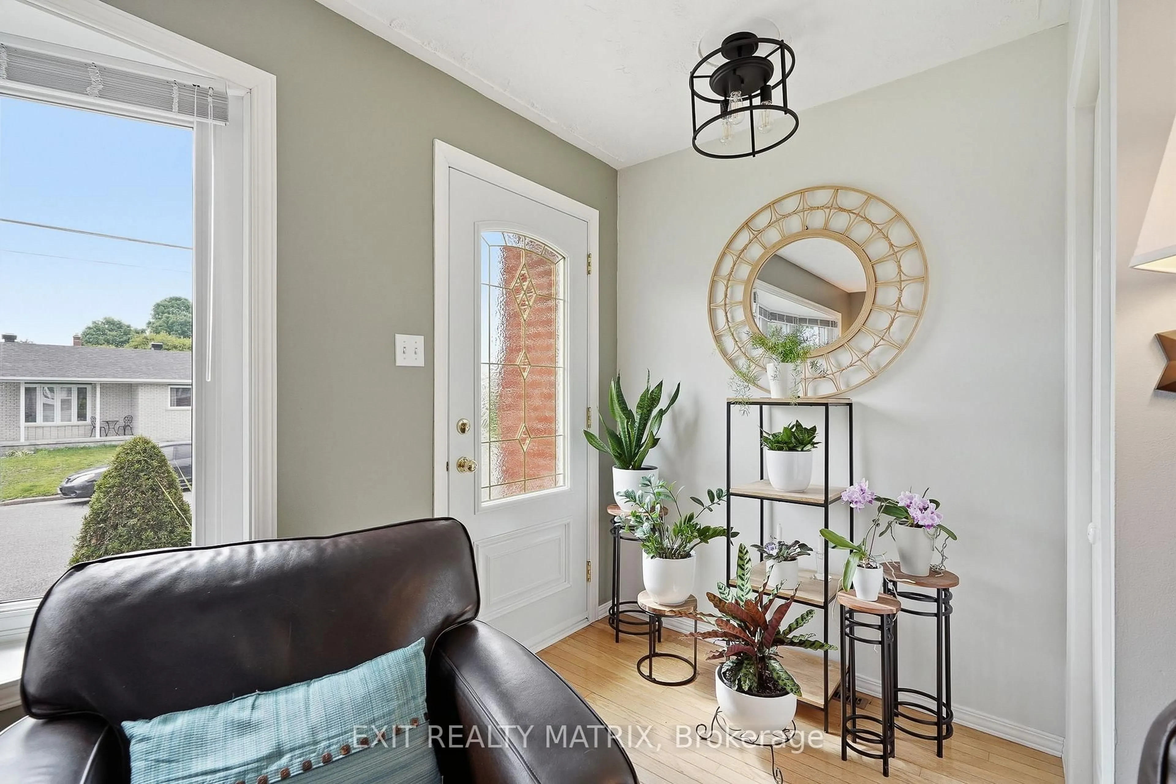 Indoor entryway for 444 Mary St, Hawkesbury Ontario K6A 2C7