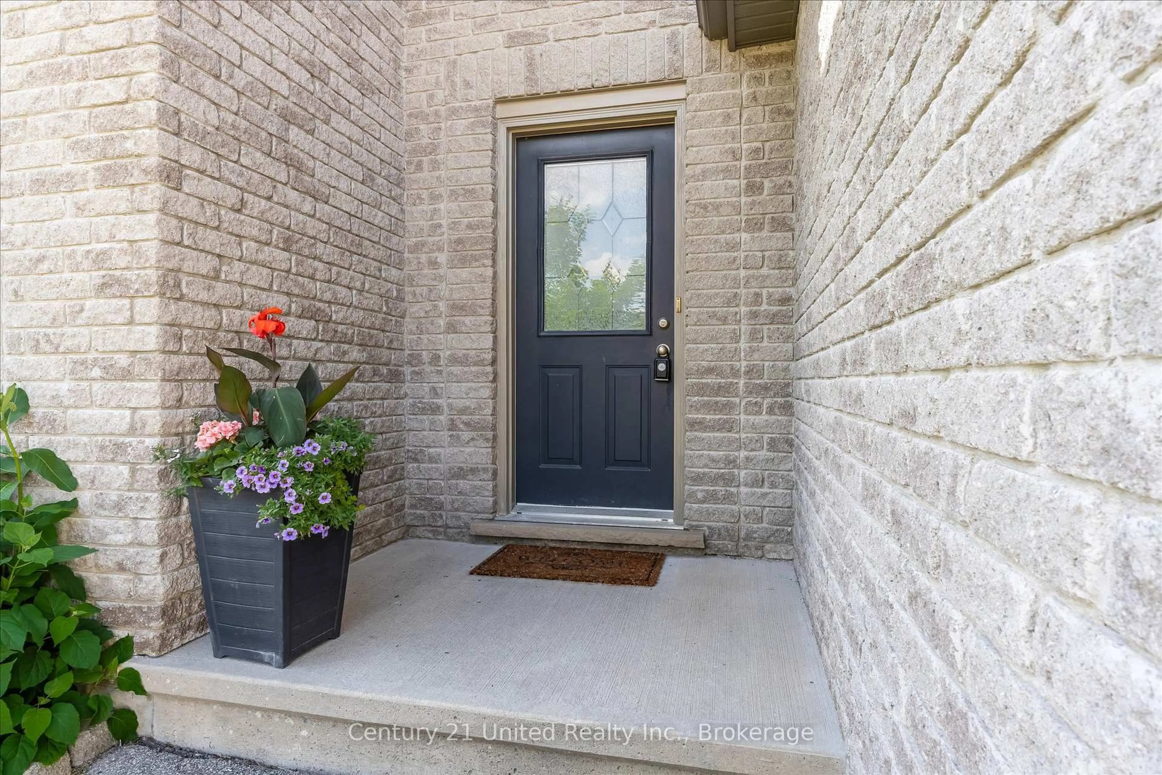 Indoor entryway for 120 Donegal Dr, Brantford Ontario N3T 6N4