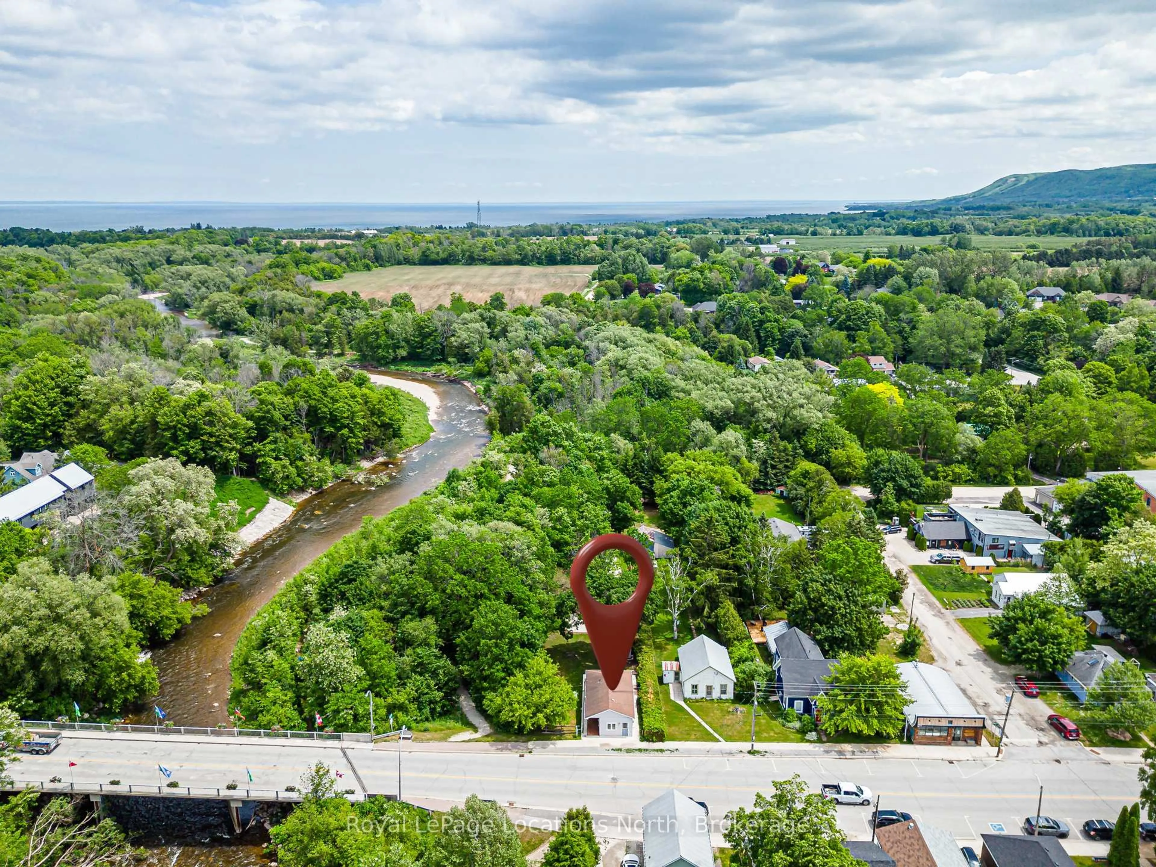 A pic from outside/outdoor area/front of a property/back of a property/a pic from drone, unknown for 213 Marsh St, Blue Mountains Ontario N0H 1J0