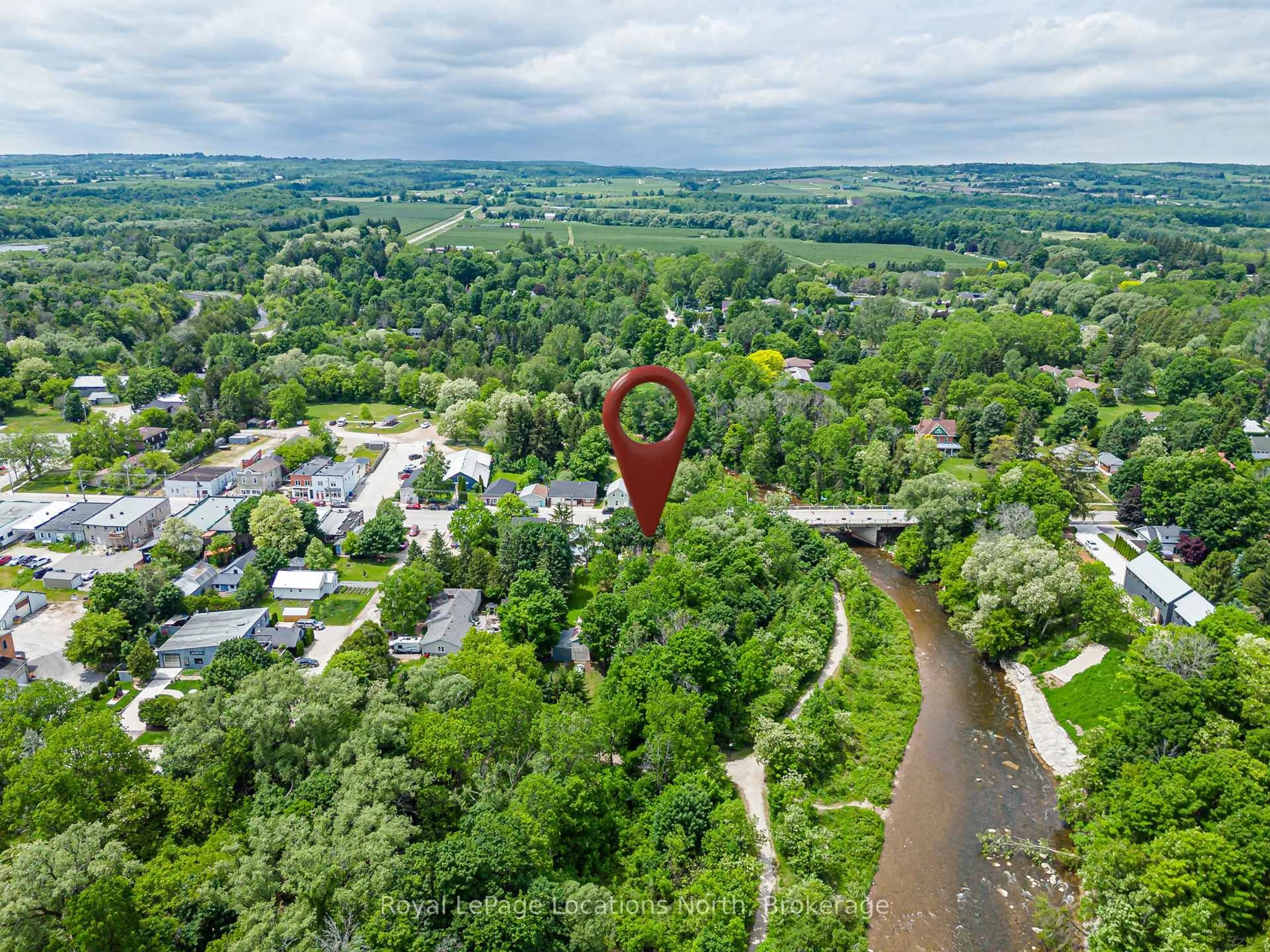 A pic from outside/outdoor area/front of a property/back of a property/a pic from drone, unknown for 213 Marsh St, Blue Mountains Ontario N0H 1J0