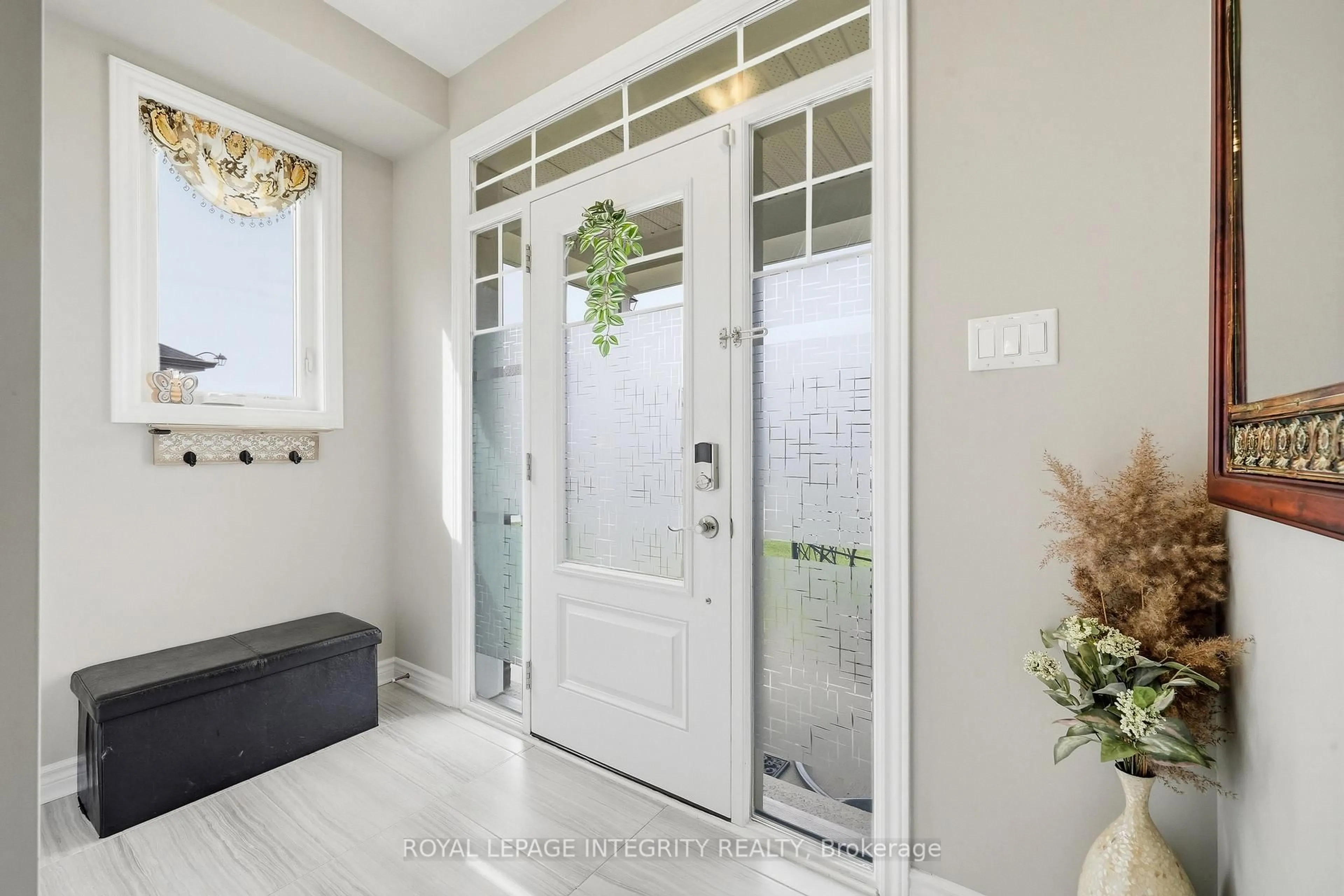Indoor entryway for 208 Mountain Sorrel Way, Ottawa Ontario K4A 1H2