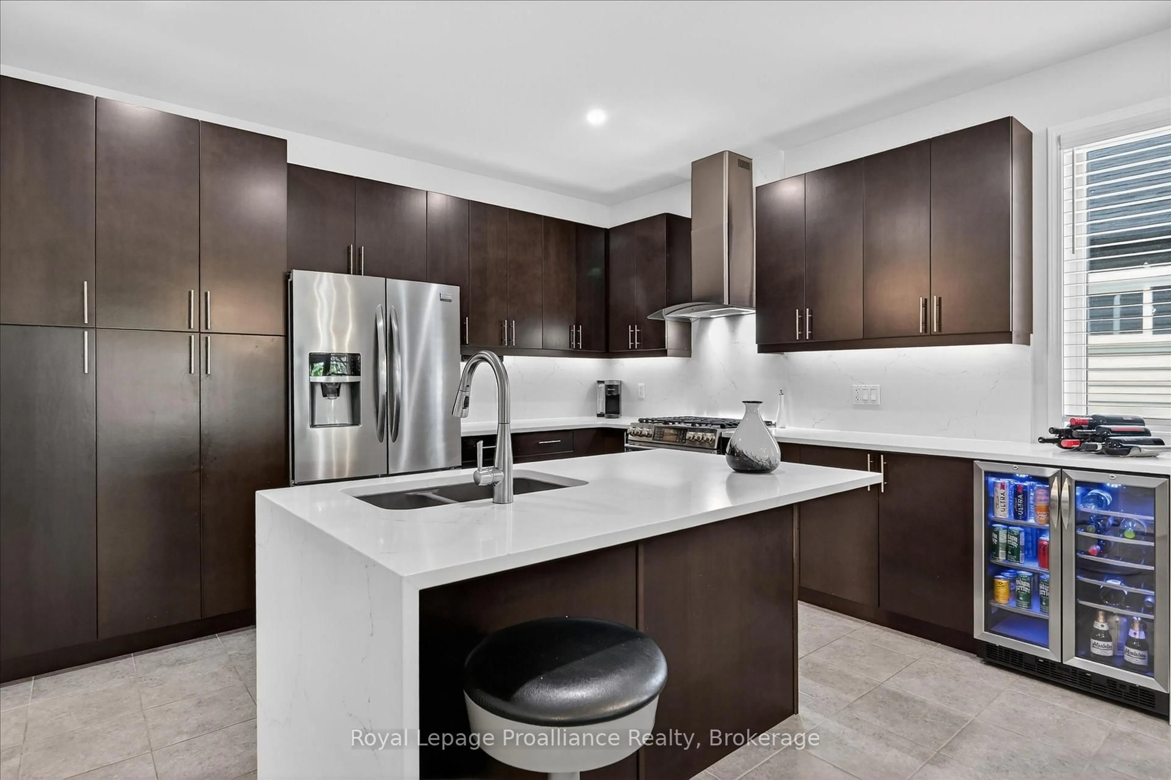 Contemporary kitchen, unknown for 645 Goodwin Terr, Peterborough Ontario K9J 0H6