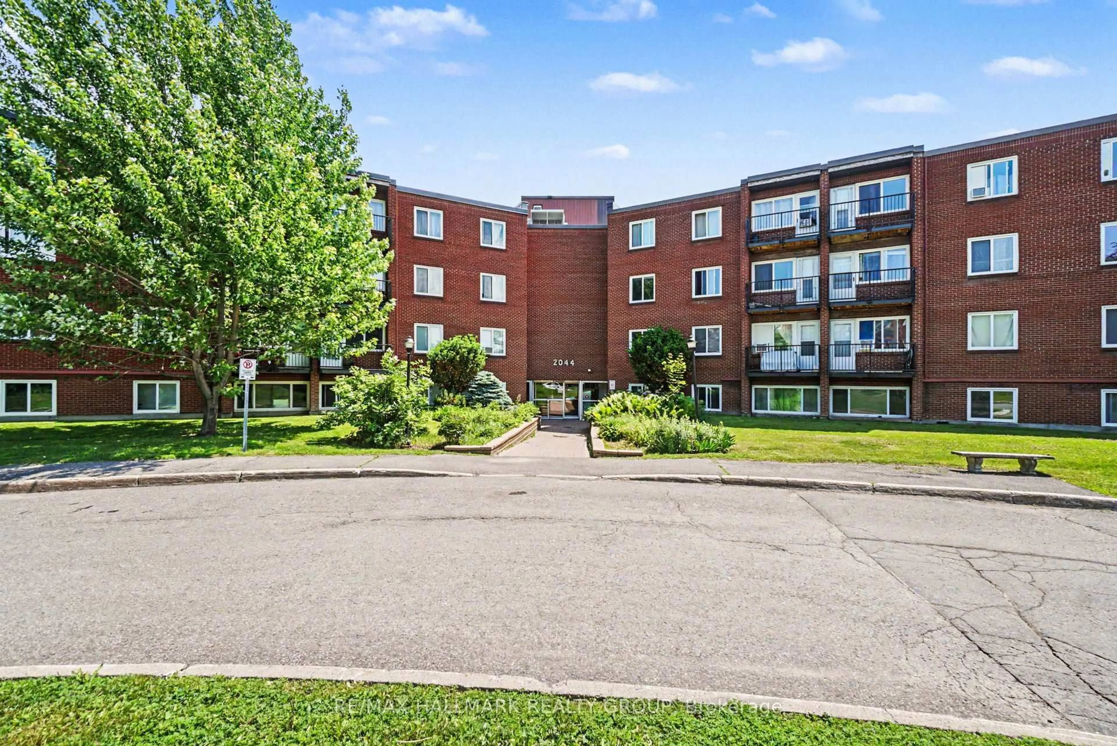 Patio, building for 2044 Arrowsmith Dr #106A, Ottawa Ontario K1J 7V8