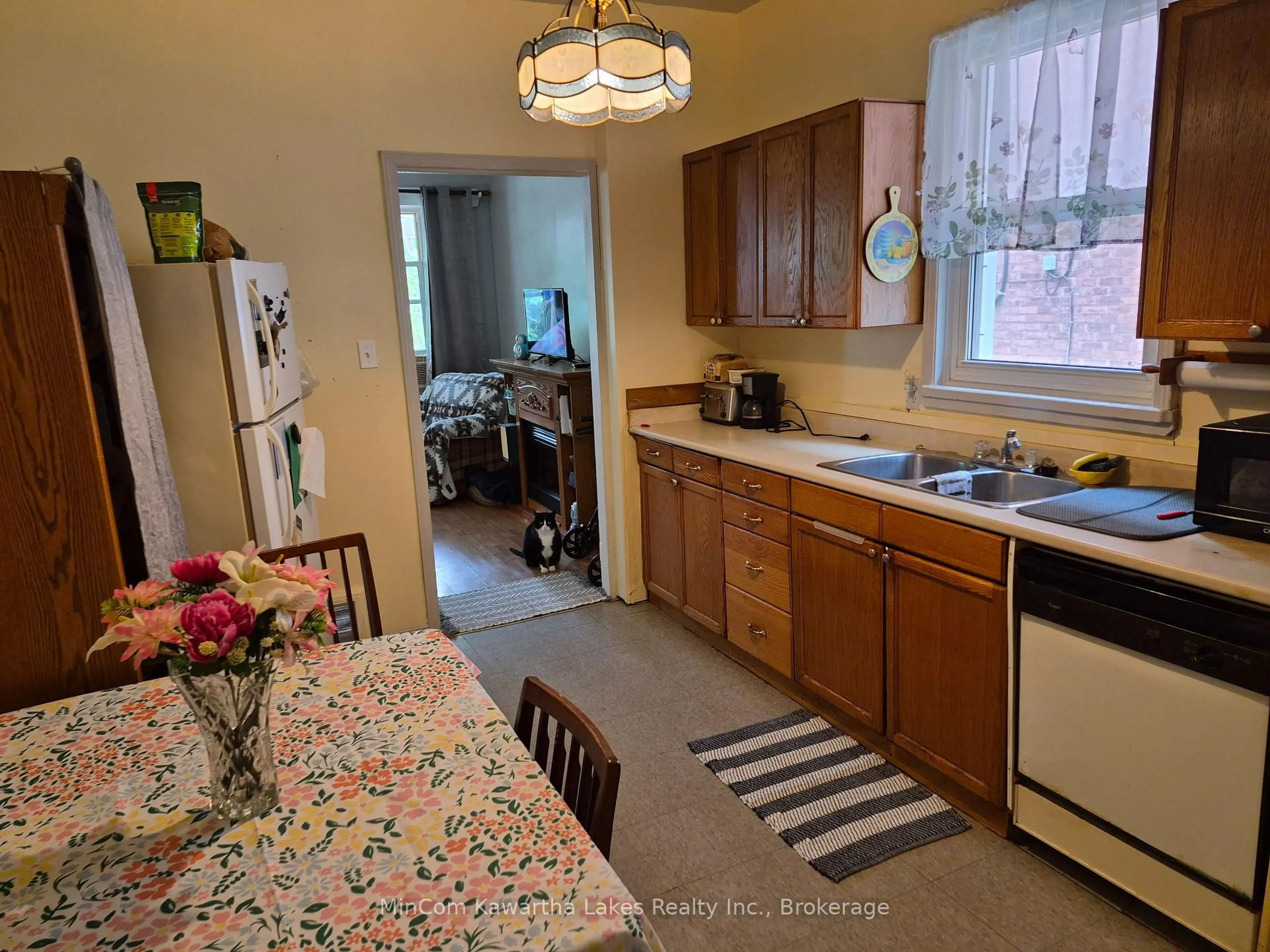 Standard kitchen, unknown for 460 Driscoll Terr, Peterborough Ontario K9H 1T7