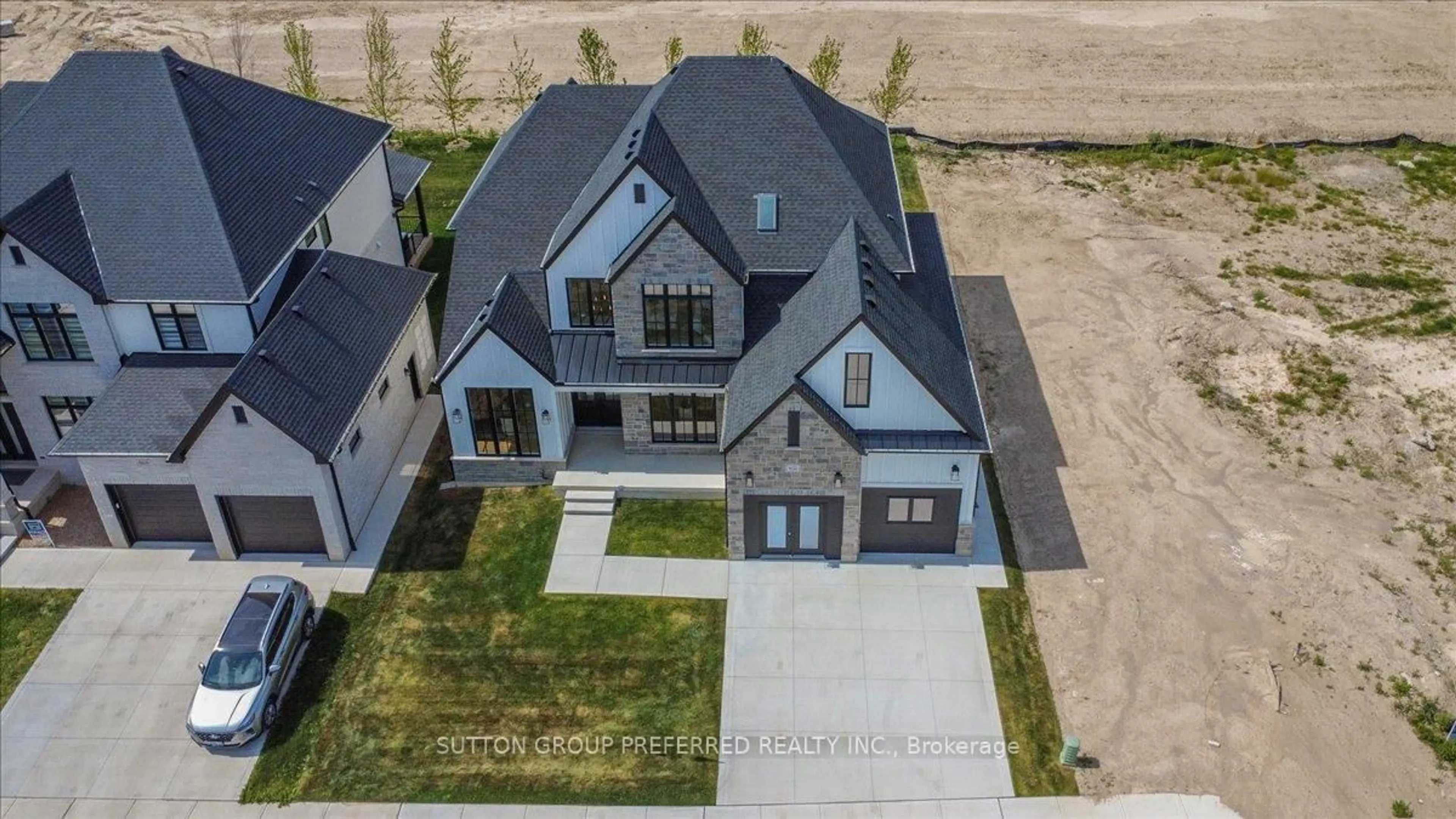 A pic from outside/outdoor area/front of a property/back of a property/a pic from drone, street for 852 Eagletrace Dr, London North Ontario N6G 3X9