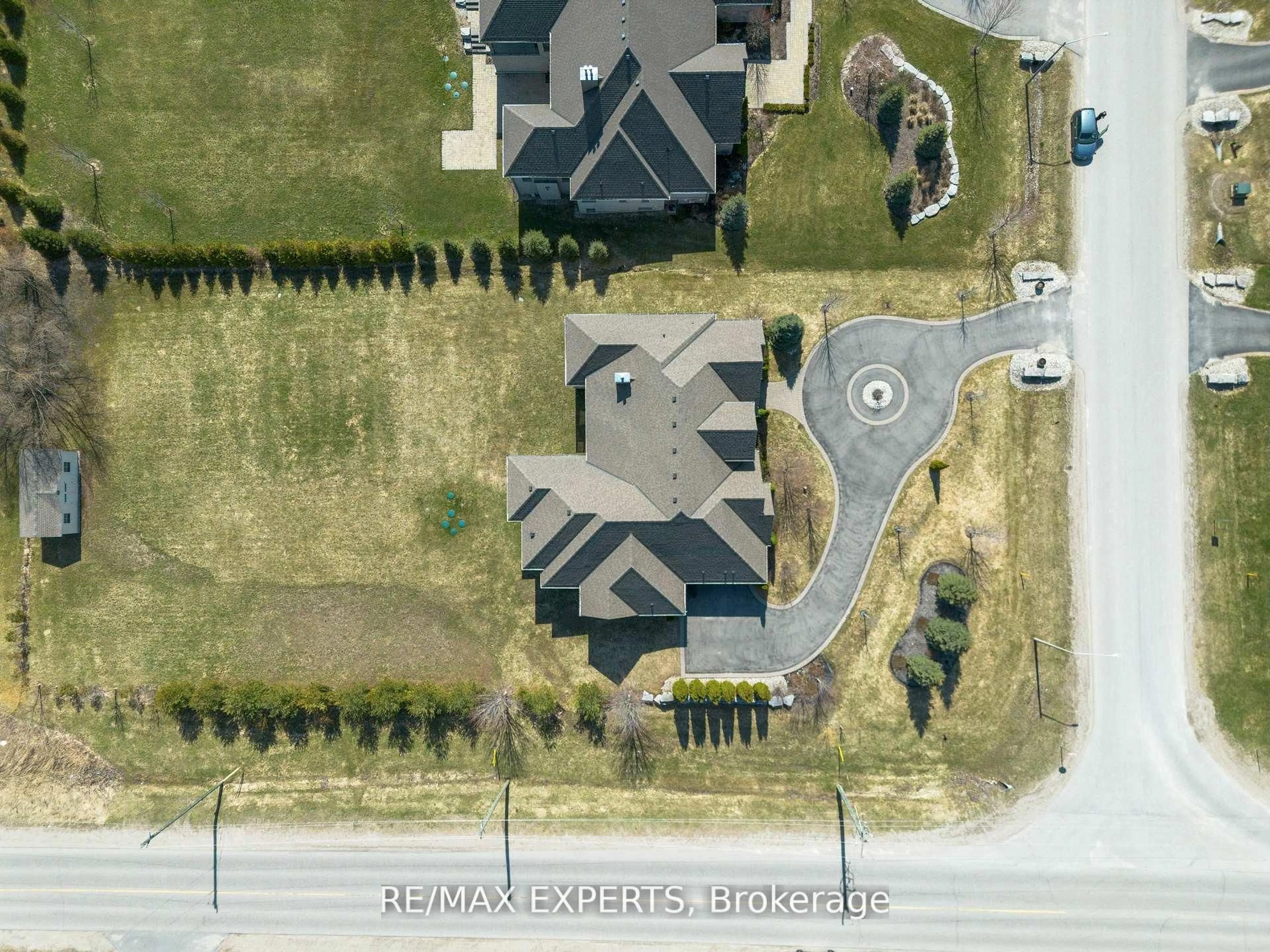 A pic from outside/outdoor area/front of a property/back of a property/a pic from drone, street for 10 Old Ruby Lane, Puslinch Ontario N0B 2J0
