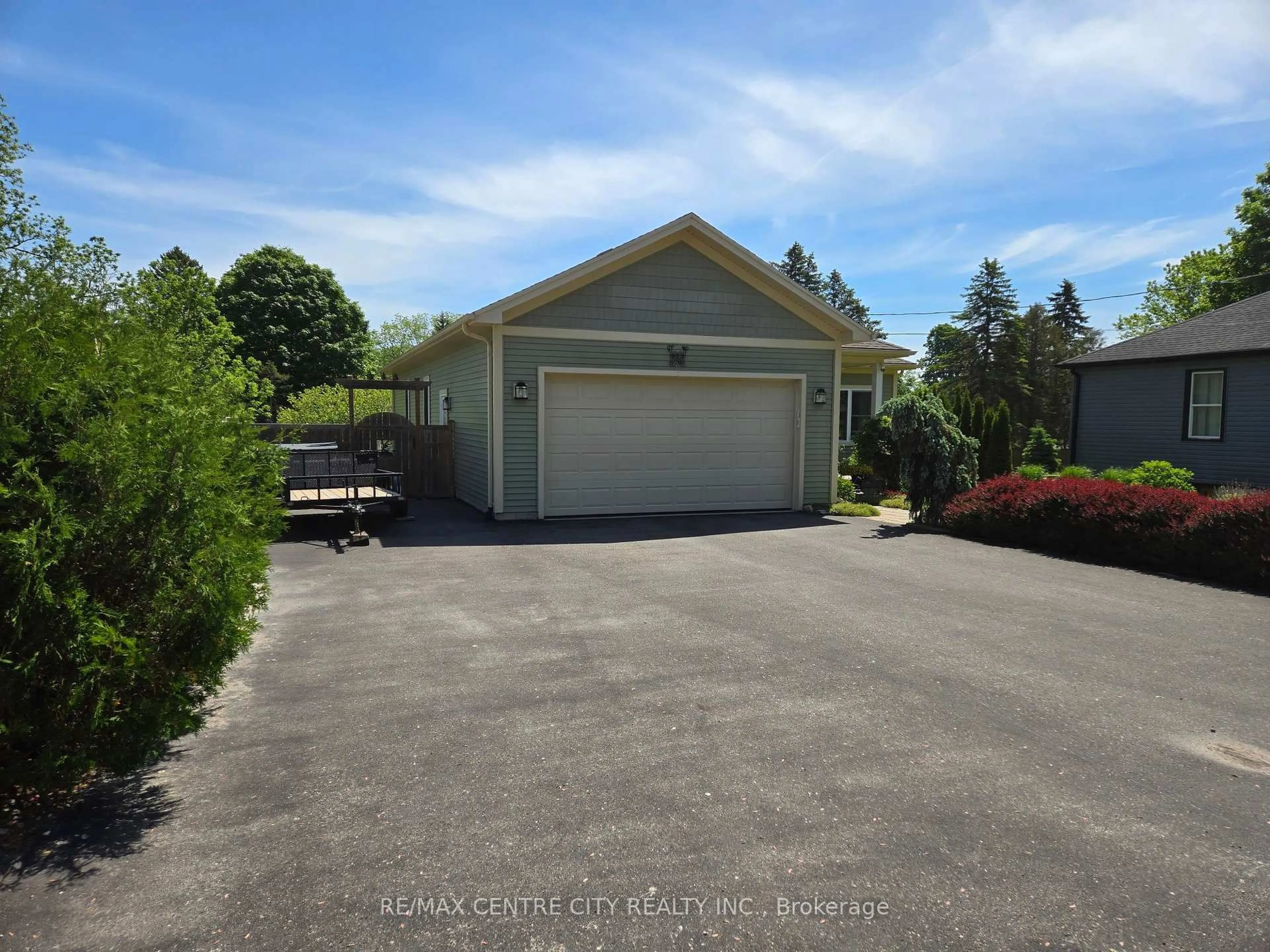 Indoor garage for 26 Oak St, Bayham Ontario N0J 1Z0