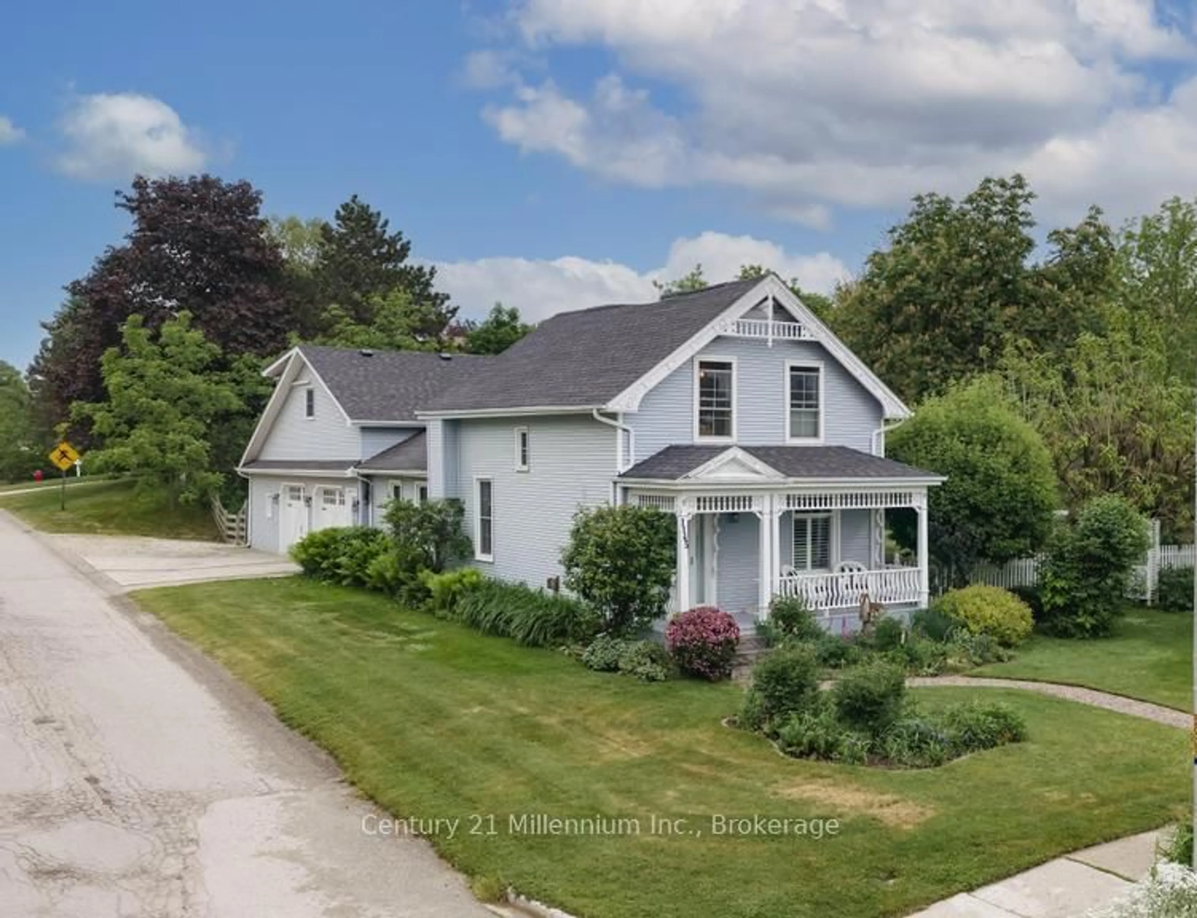 A pic from outside/outdoor area/front of a property/back of a property/a pic from drone, street for 1145 Queen St, Kincardine Ontario N2Z 1G5