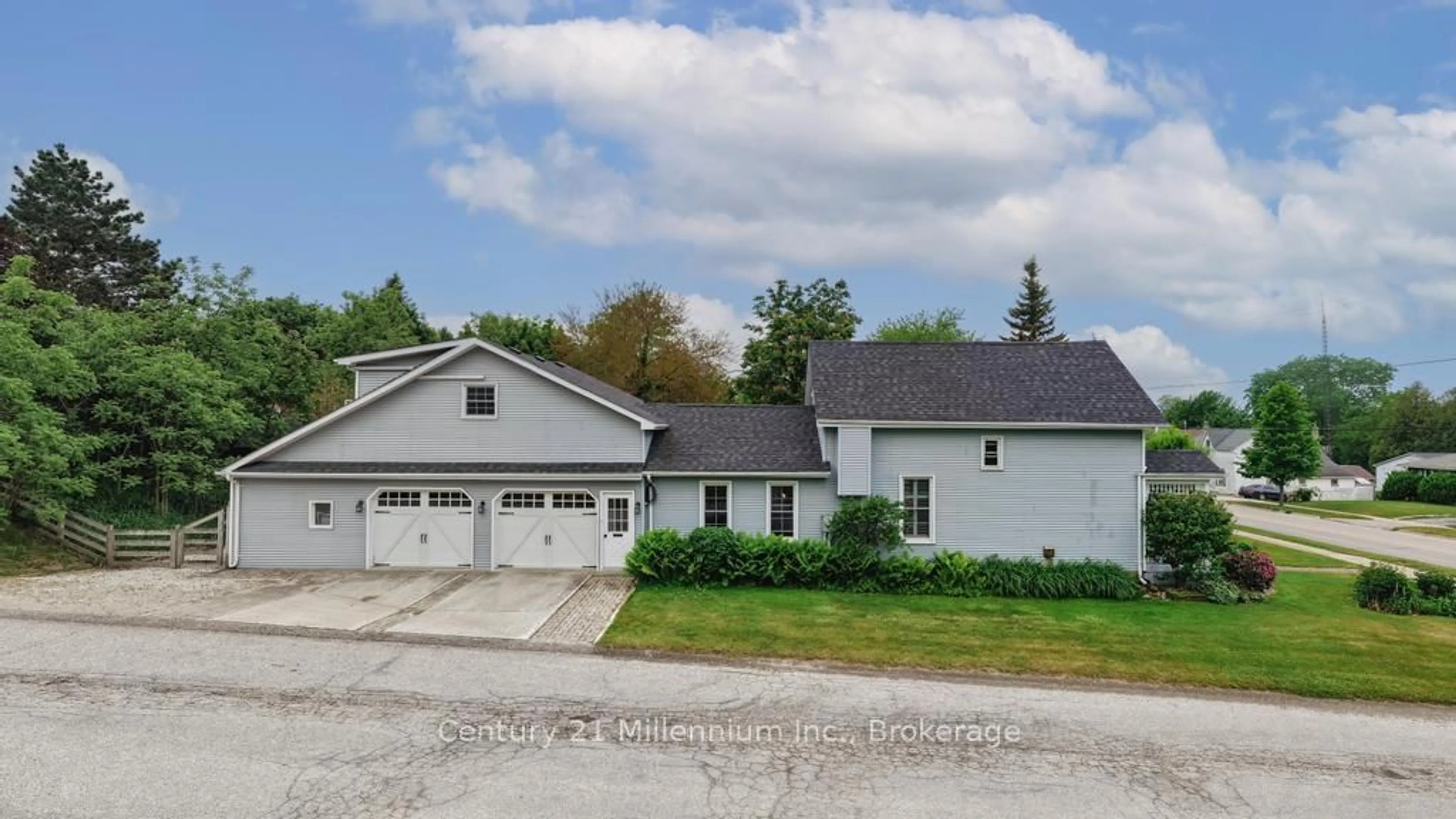 A pic from outside/outdoor area/front of a property/back of a property/a pic from drone, street for 1145 Queen St, Kincardine Ontario N2Z 1G5
