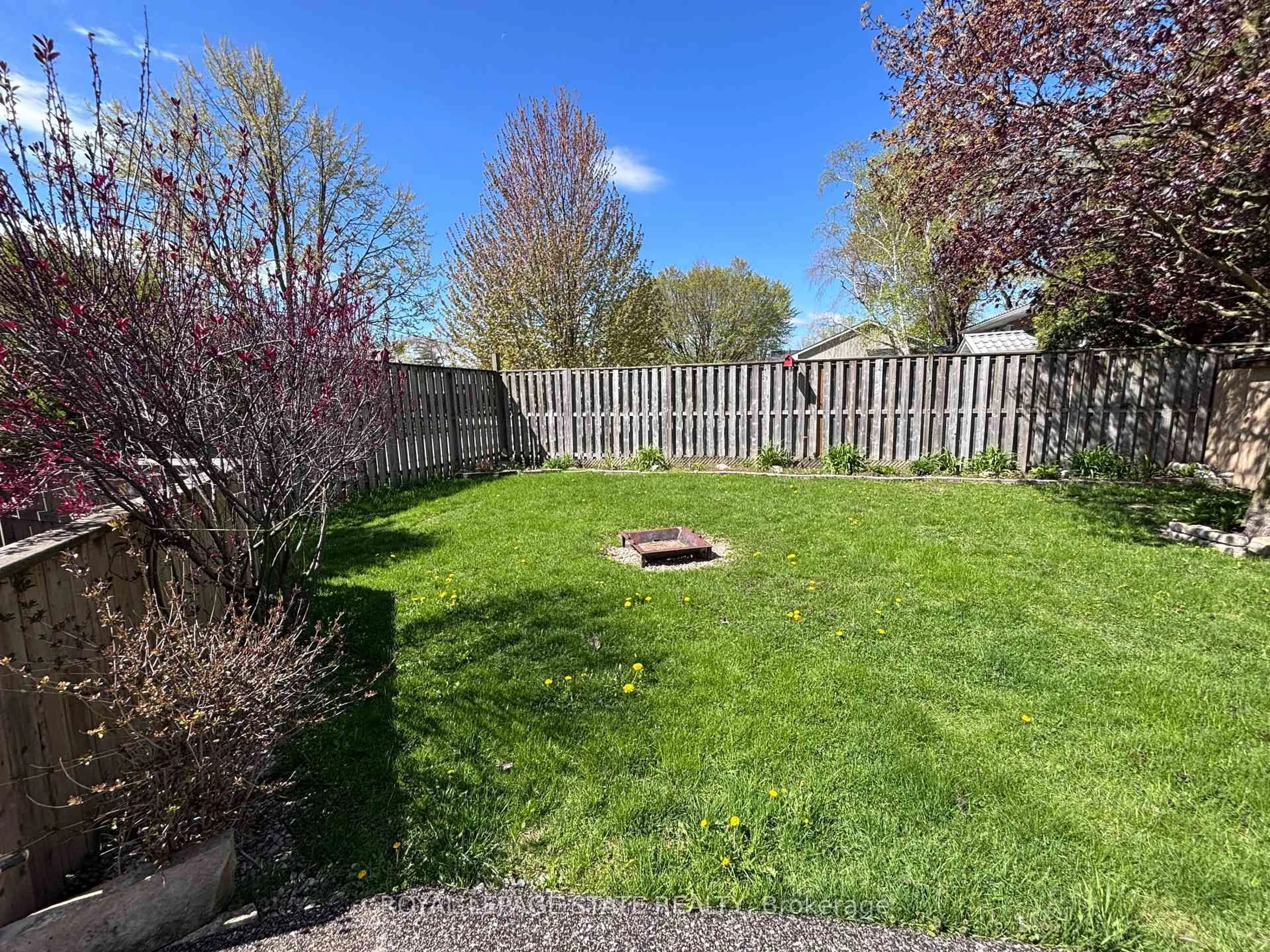 A pic from outside/outdoor area/front of a property/back of a property/a pic from drone, unknown for 180 Mcnab St, Stratford Ontario N5A 1Z4