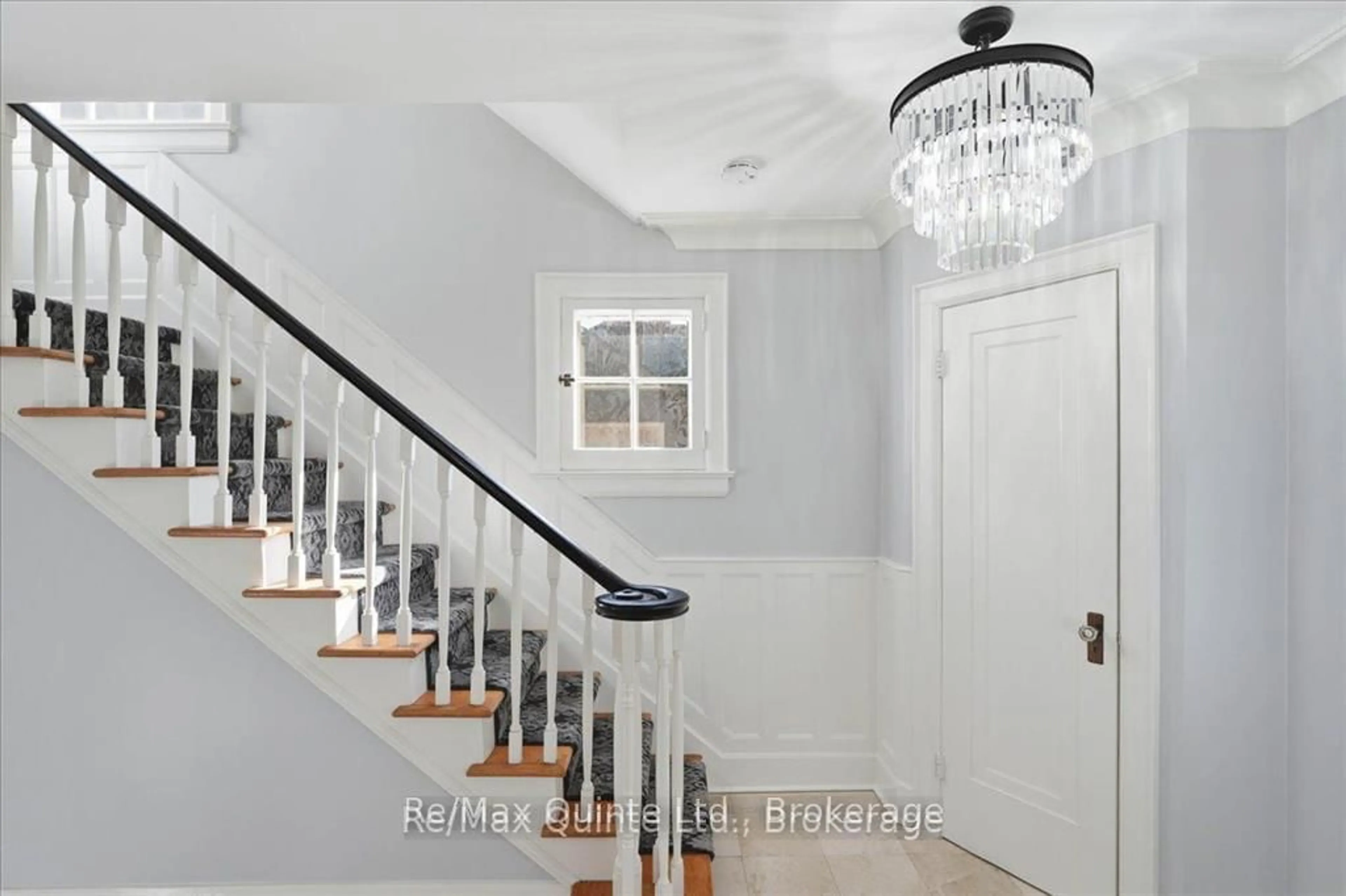 Indoor entryway for 238 Victoria Ave, Belleville Ontario K8N 2C5