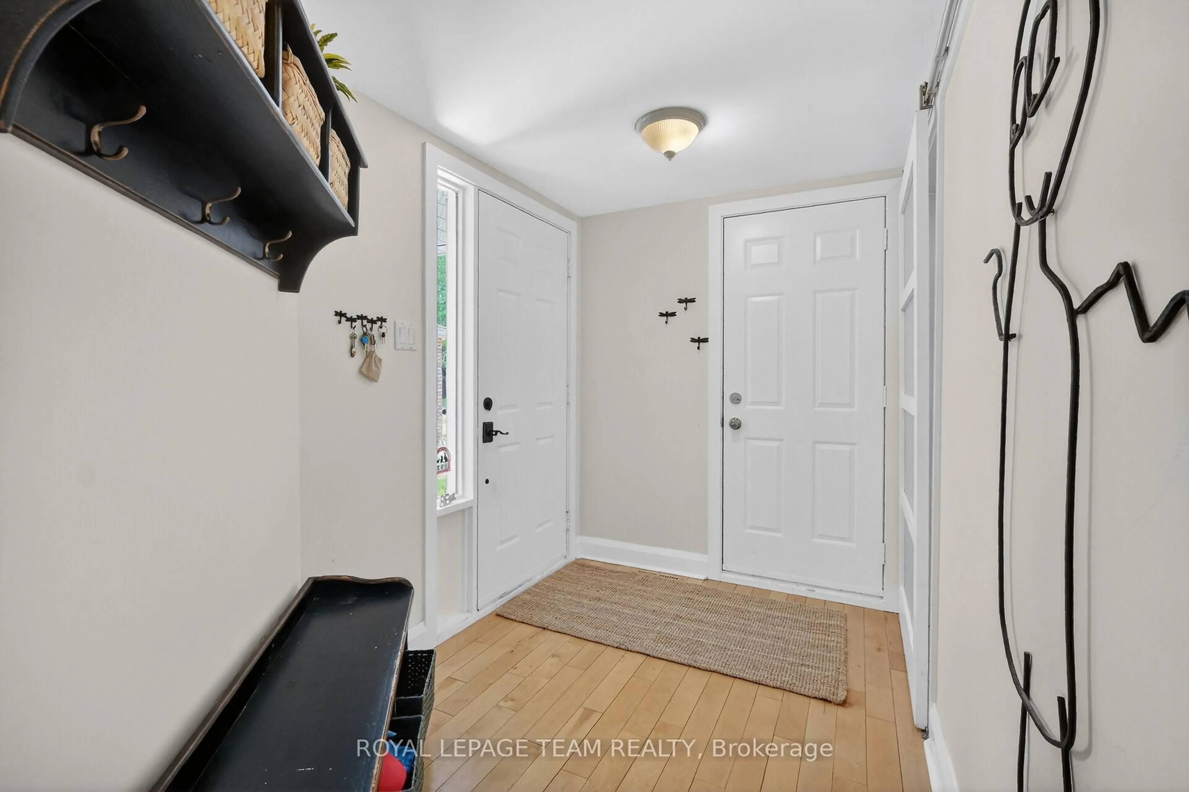 Indoor entryway for 11 Avonhurst Ave, Ottawa Ontario K2J 4K9
