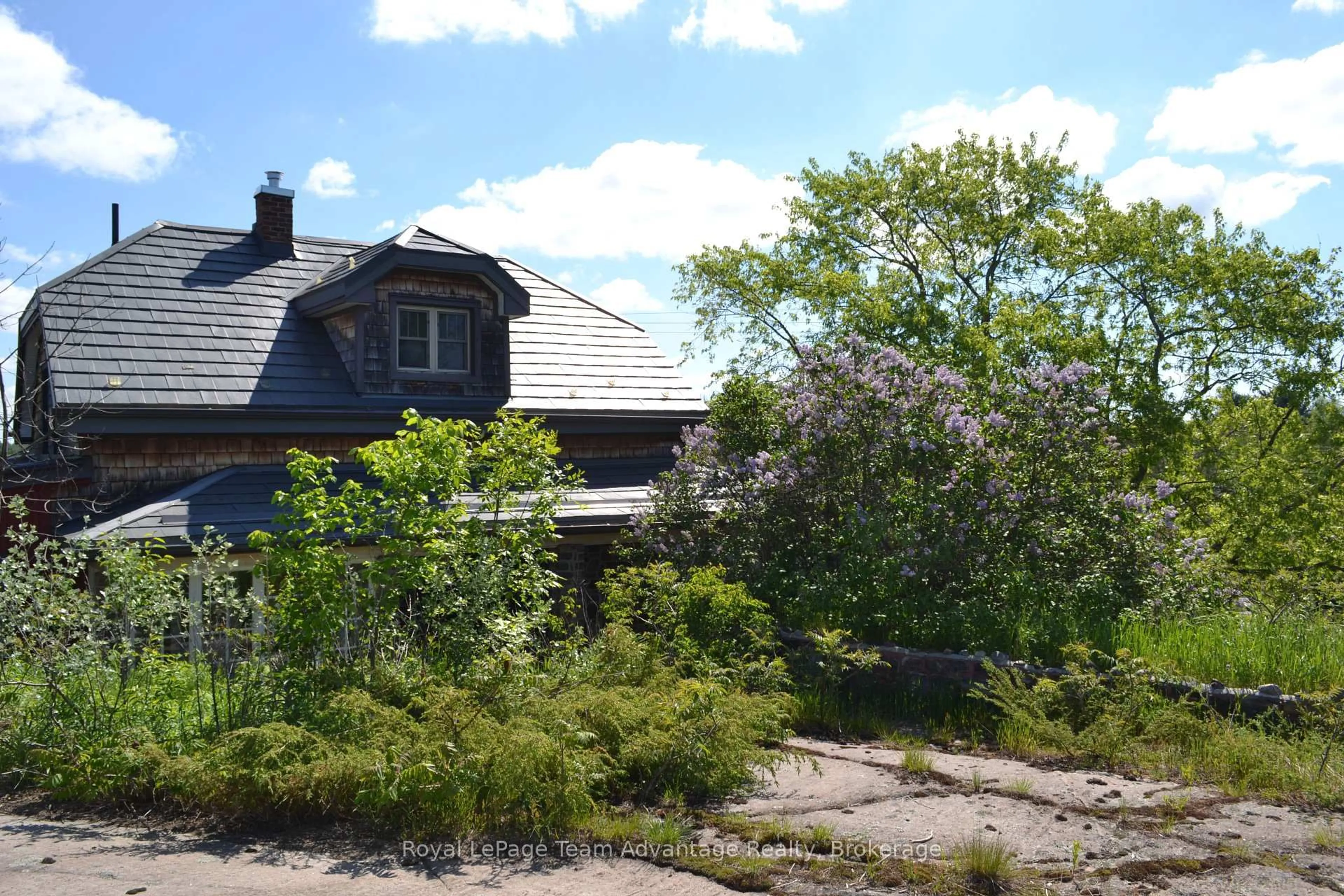 A pic from outside/outdoor area/front of a property/back of a property/a pic from drone, street for 945 Riverside Dr, Parry Sound Remote Area Ontario P0G 1A0