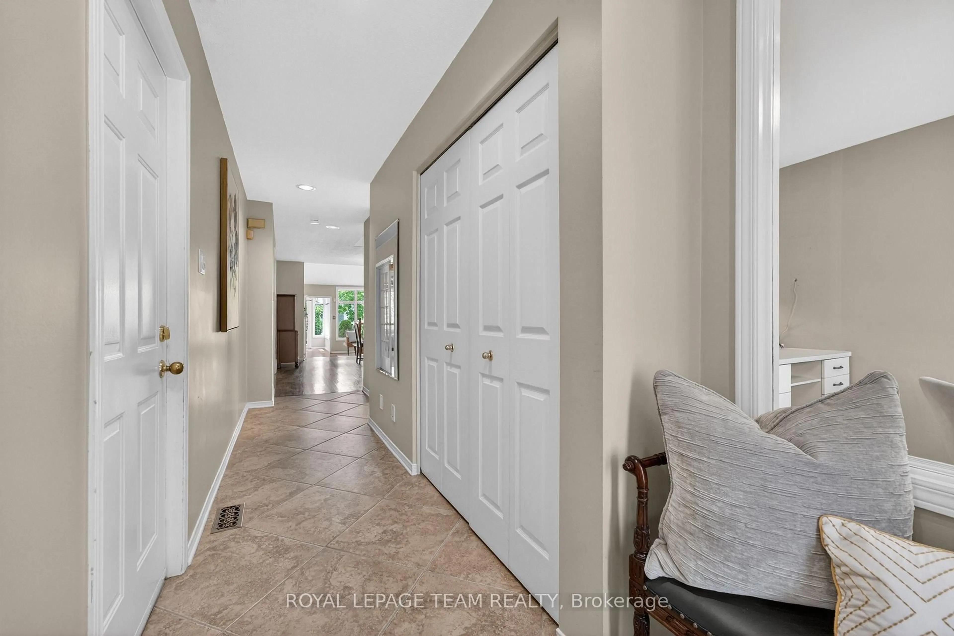 Indoor entryway for 6 Grand Cedar Crt #31, Stittsville Ontario K2S 1C8