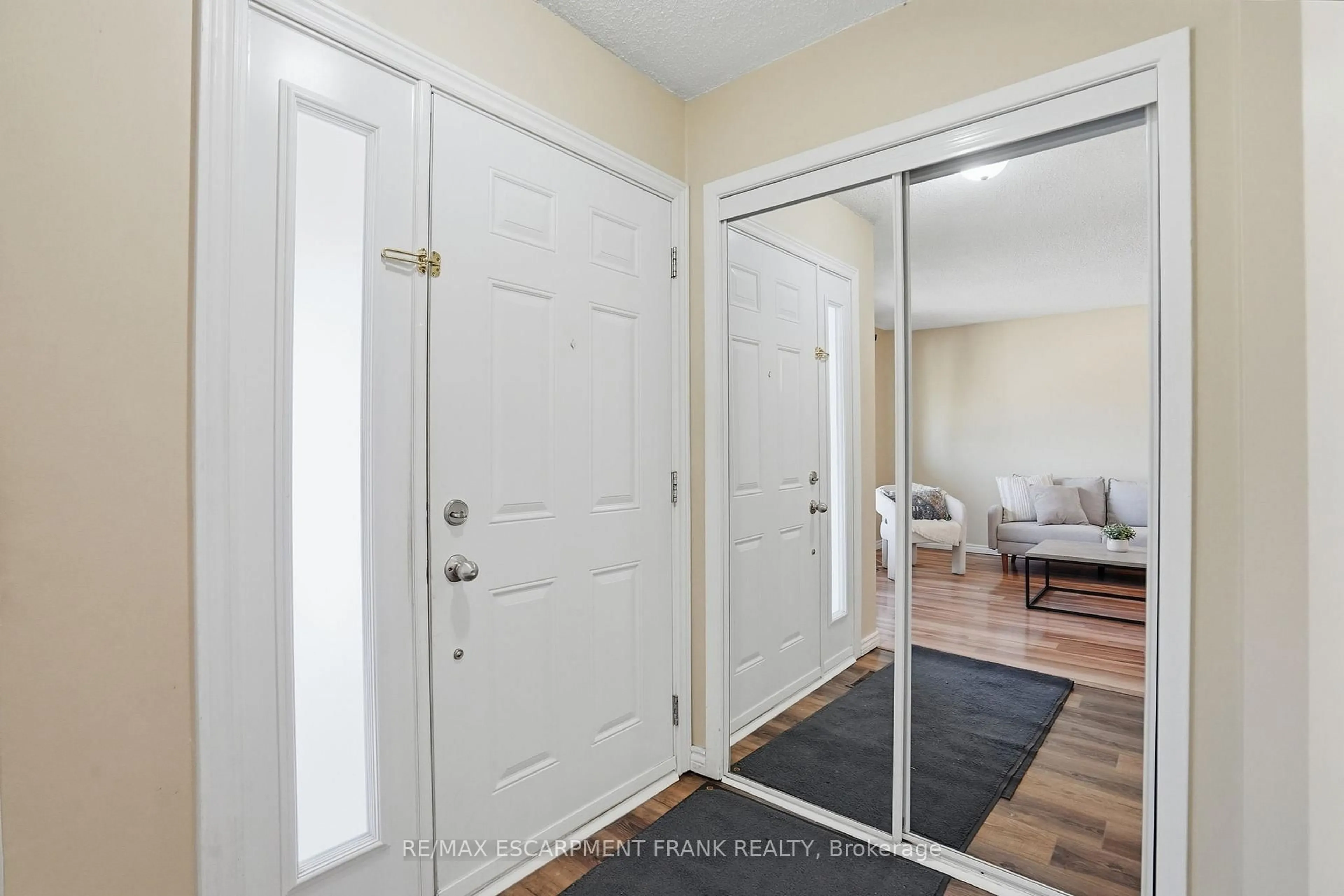 Indoor entryway for 94 WENDOVER Dr, Hamilton Ontario L9C 5X5