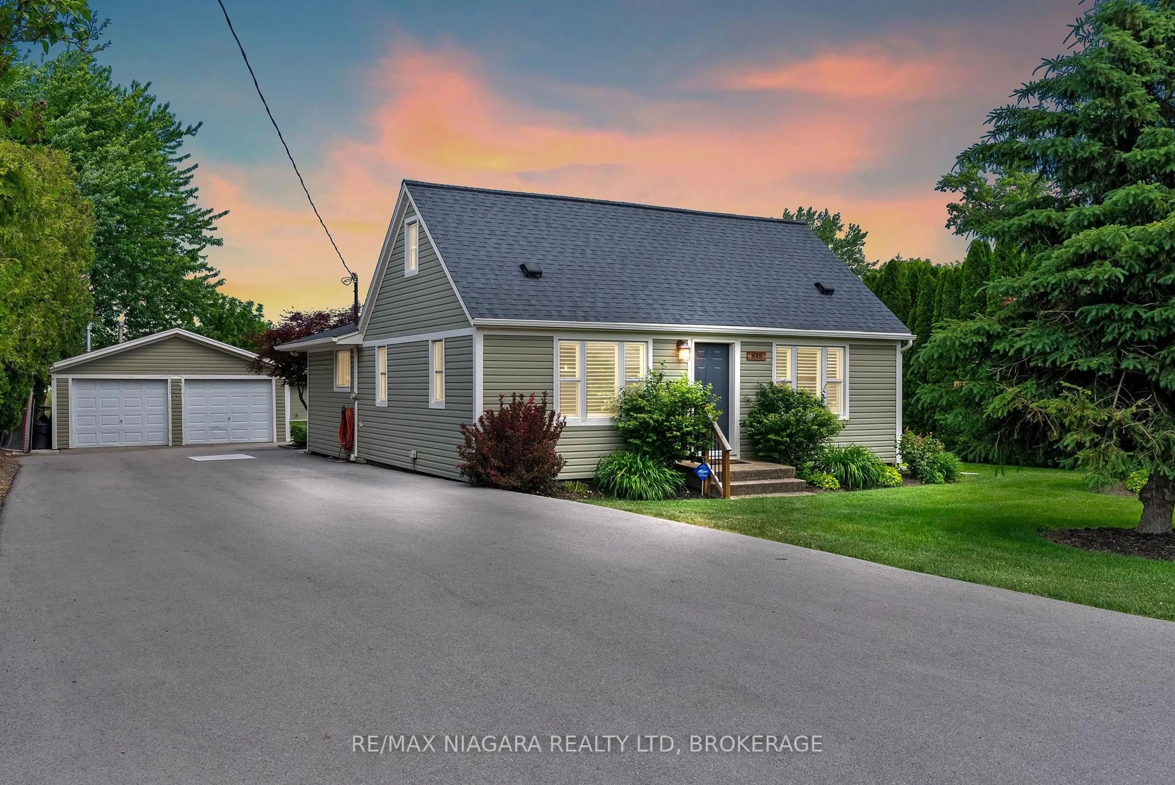 A pic from outside/outdoor area/front of a property/back of a property/a pic from drone, unknown for 848 East And West Line Rd, Niagara-on-the-Lake Ontario L0S 1J0