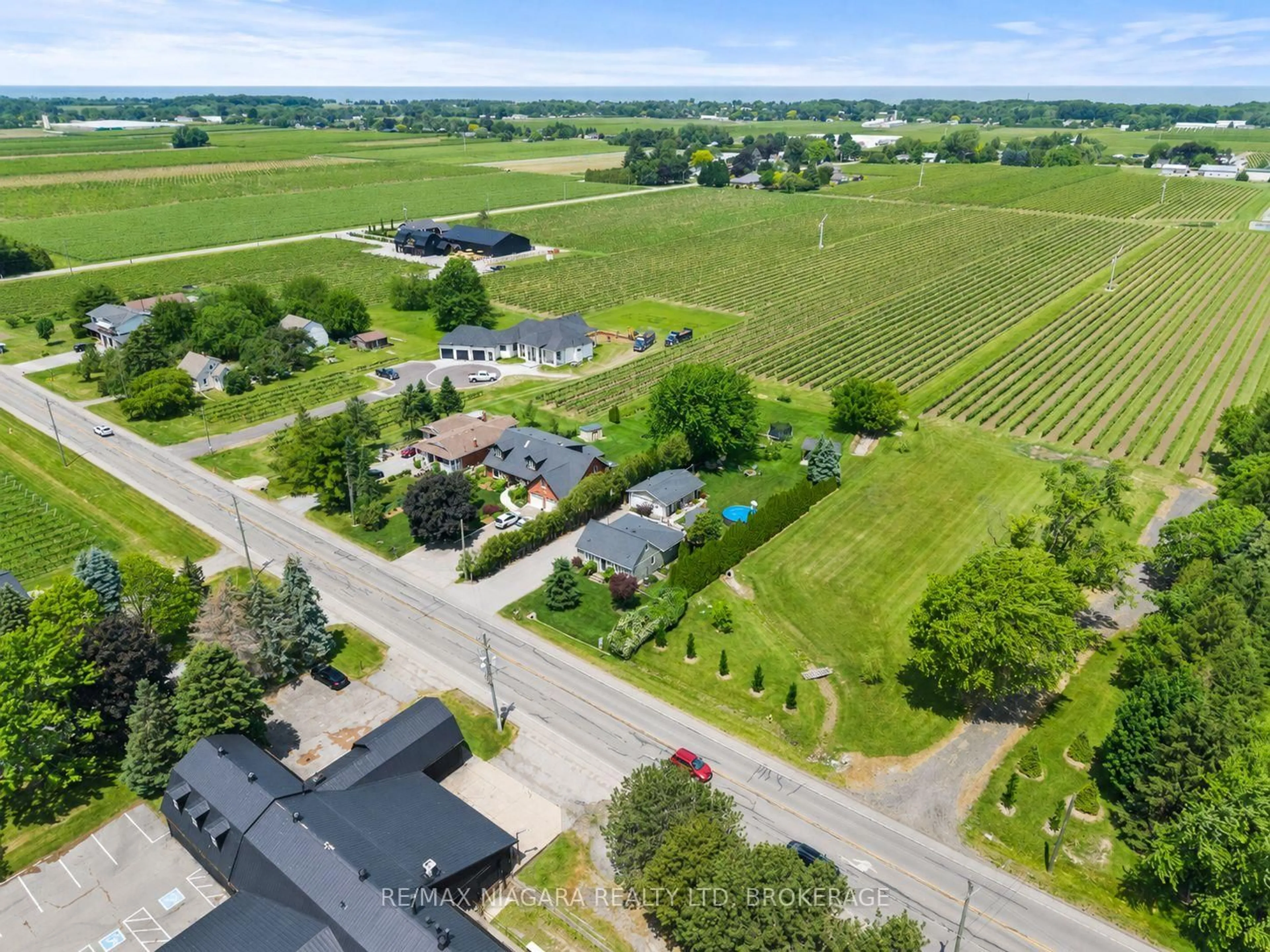 A pic from outside/outdoor area/front of a property/back of a property/a pic from drone, street for 848 East And West Line Rd, Niagara-on-the-Lake Ontario L0S 1J0