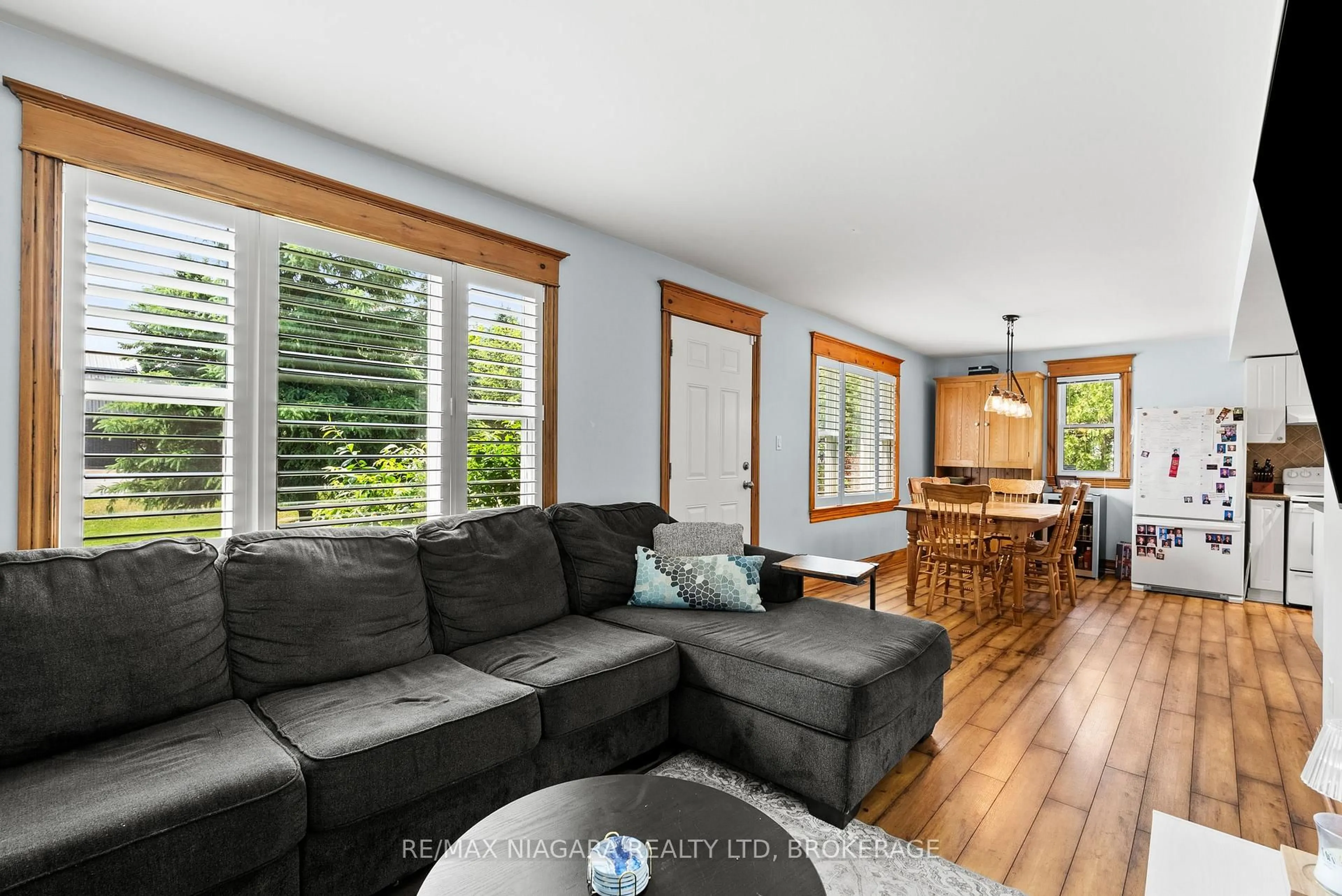 Living room with furniture, wood/laminate floor for 848 East And West Line Rd, Niagara-on-the-Lake Ontario L0S 1J0