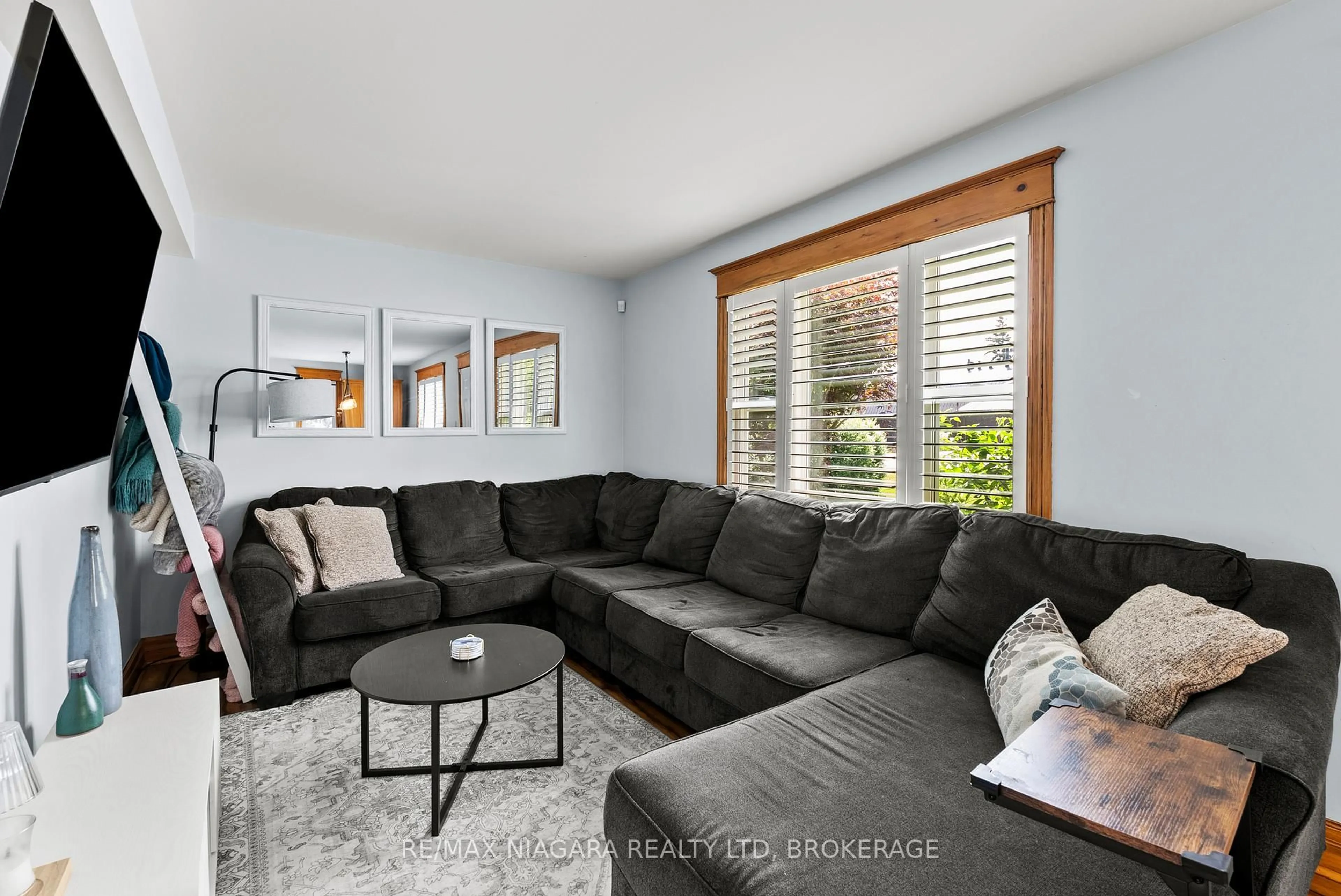 Living room with furniture, unknown for 848 East And West Line Rd, Niagara-on-the-Lake Ontario L0S 1J0