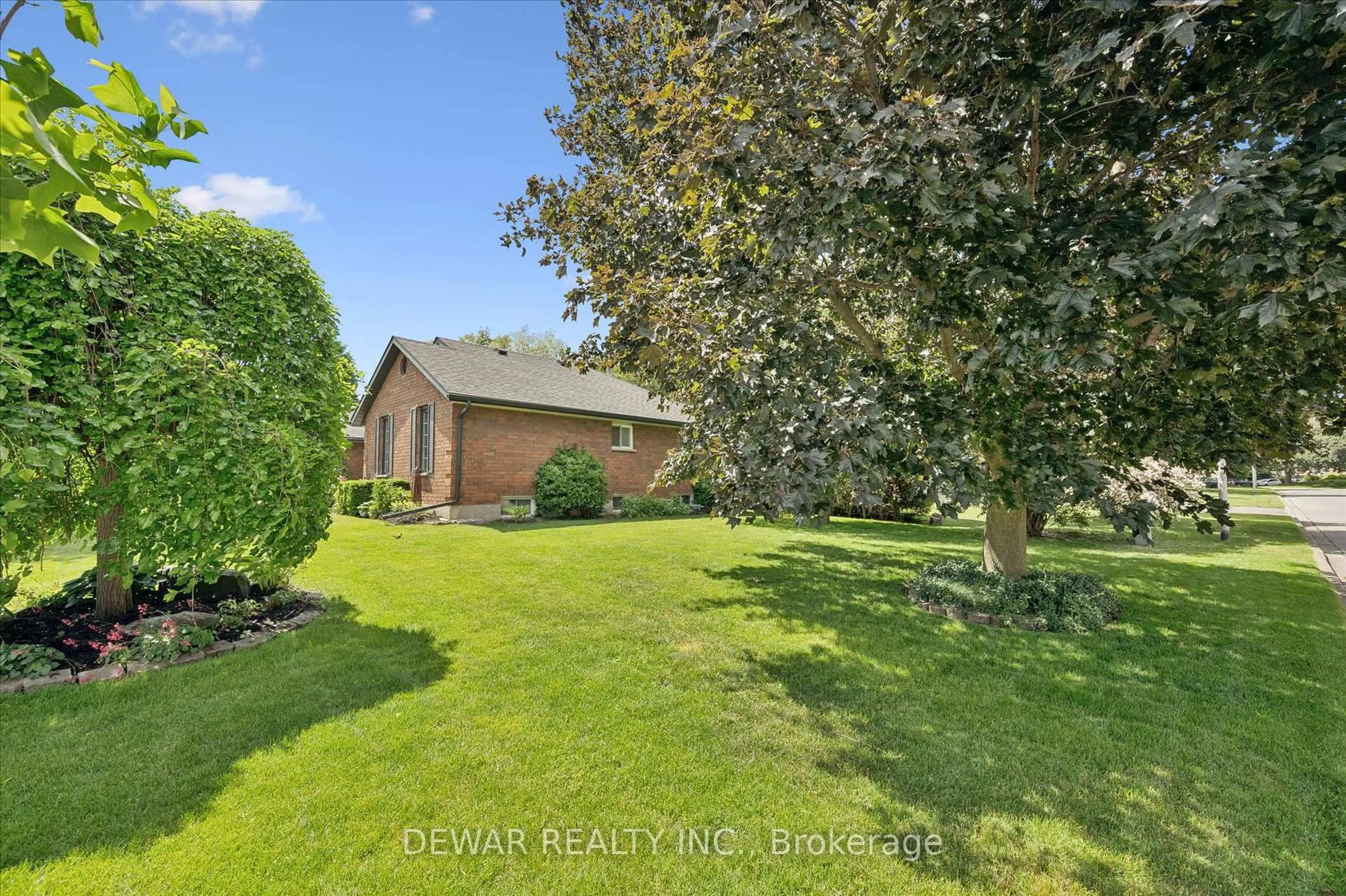 A pic from outside/outdoor area/front of a property/back of a property/a pic from drone, water/lake/river/ocean view for 216 Bismark Dr, Cambridge Ontario N1S 4Y5