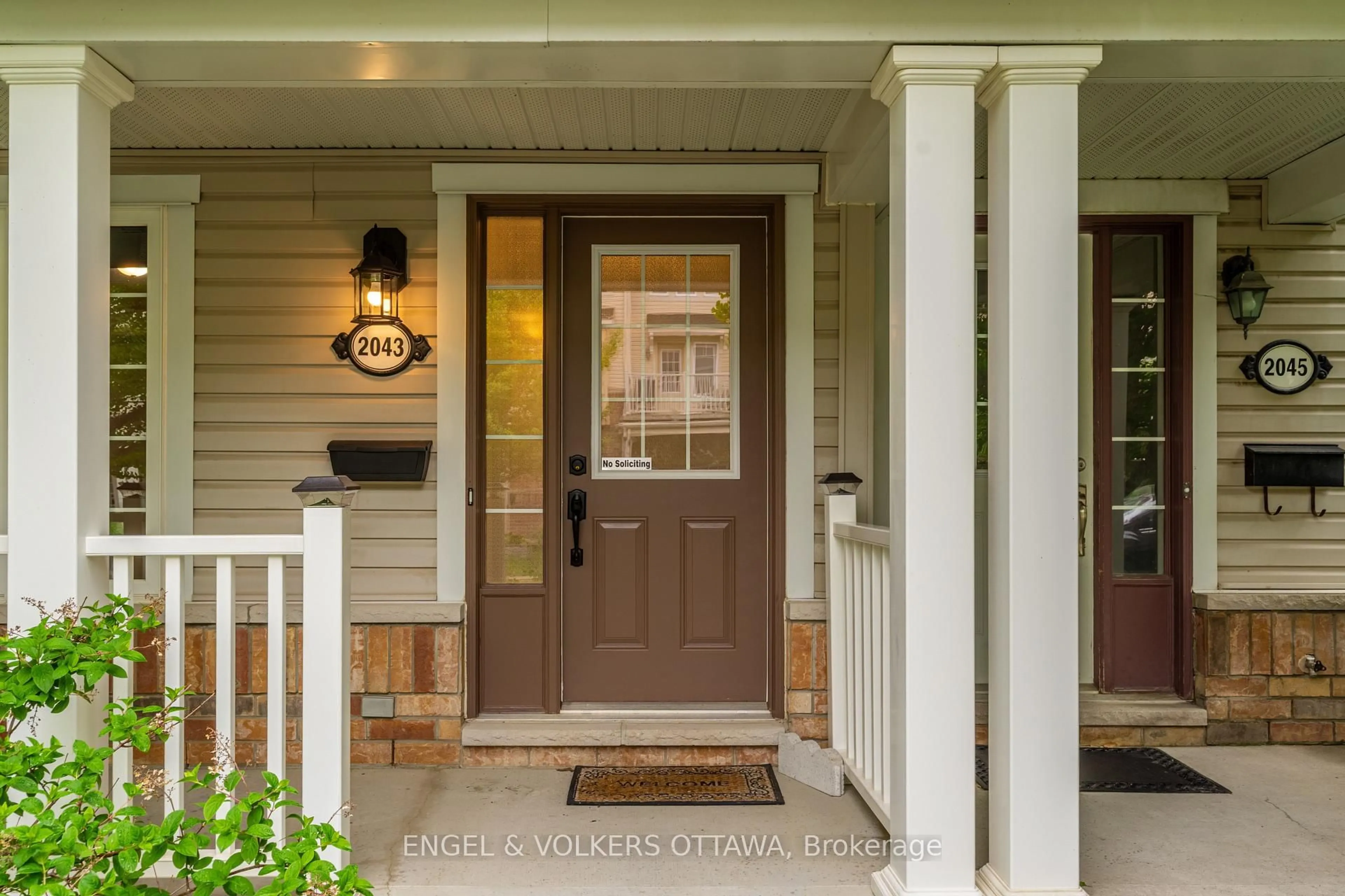 Indoor entryway for 2043 MADRID Ave, Ottawa Ontario K2J 0K1