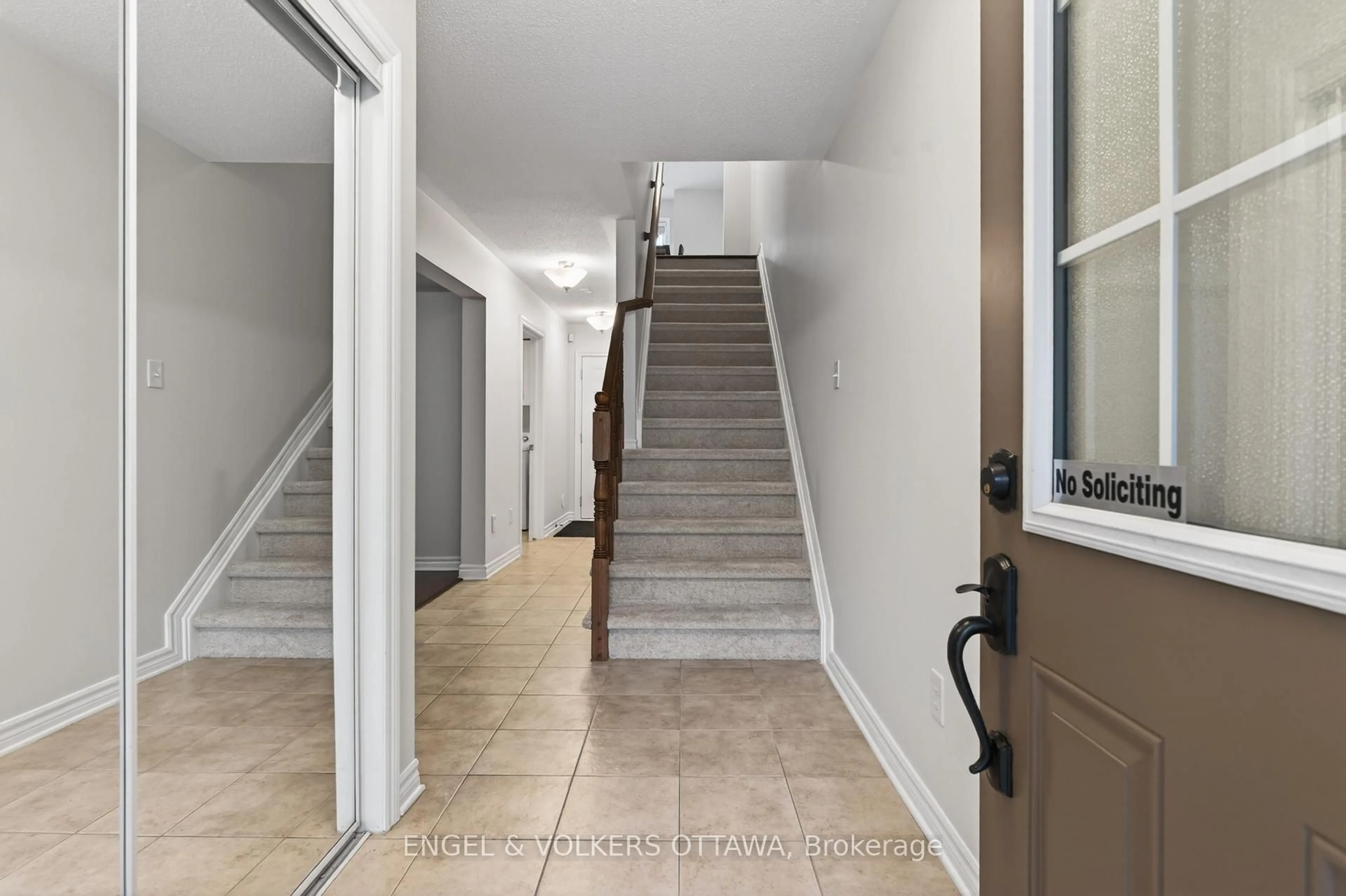 Indoor foyer for 2043 MADRID Ave, Ottawa Ontario K2J 0K1