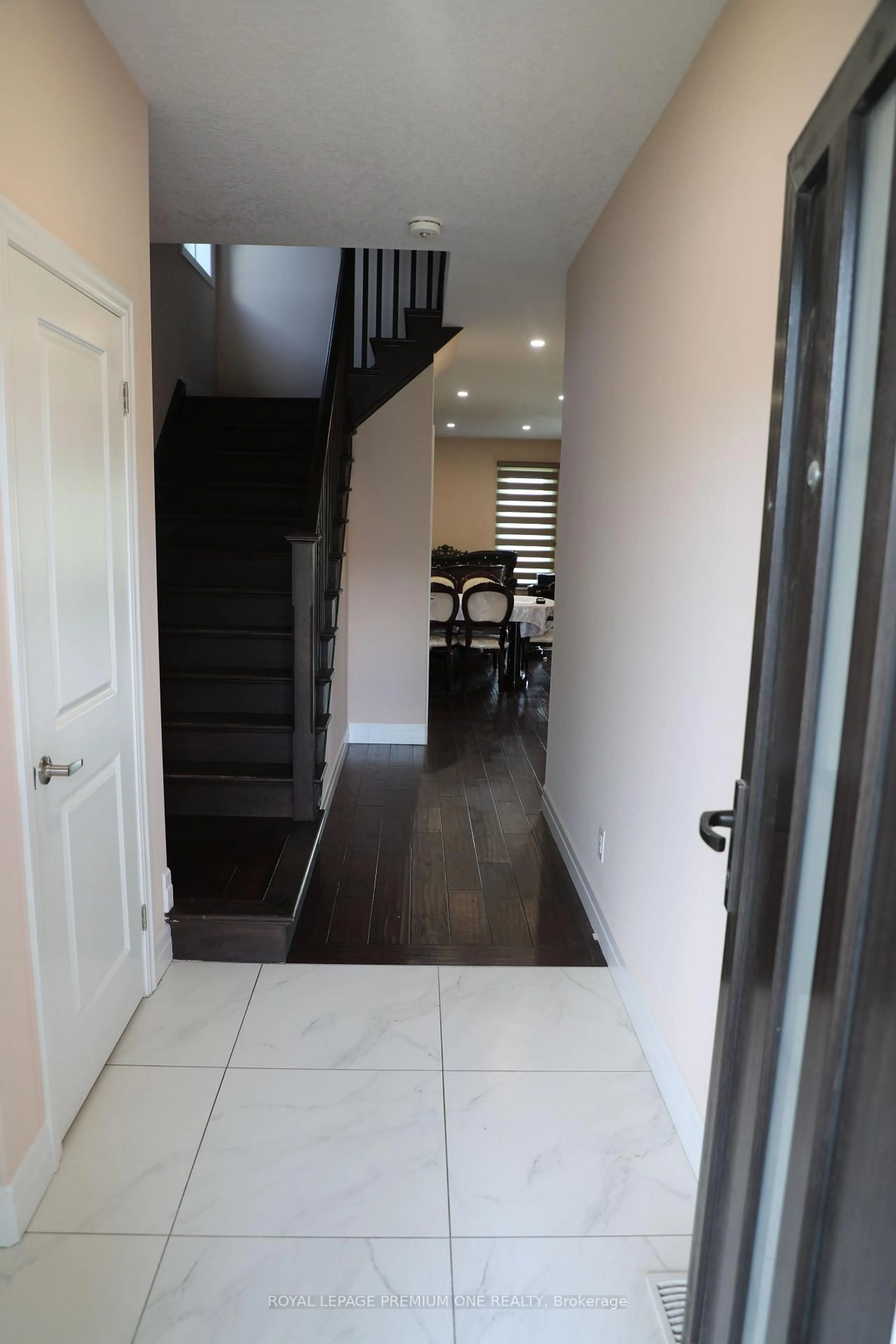 Indoor foyer for 811 Cedarpark Way, London North Ontario N5X 0C3