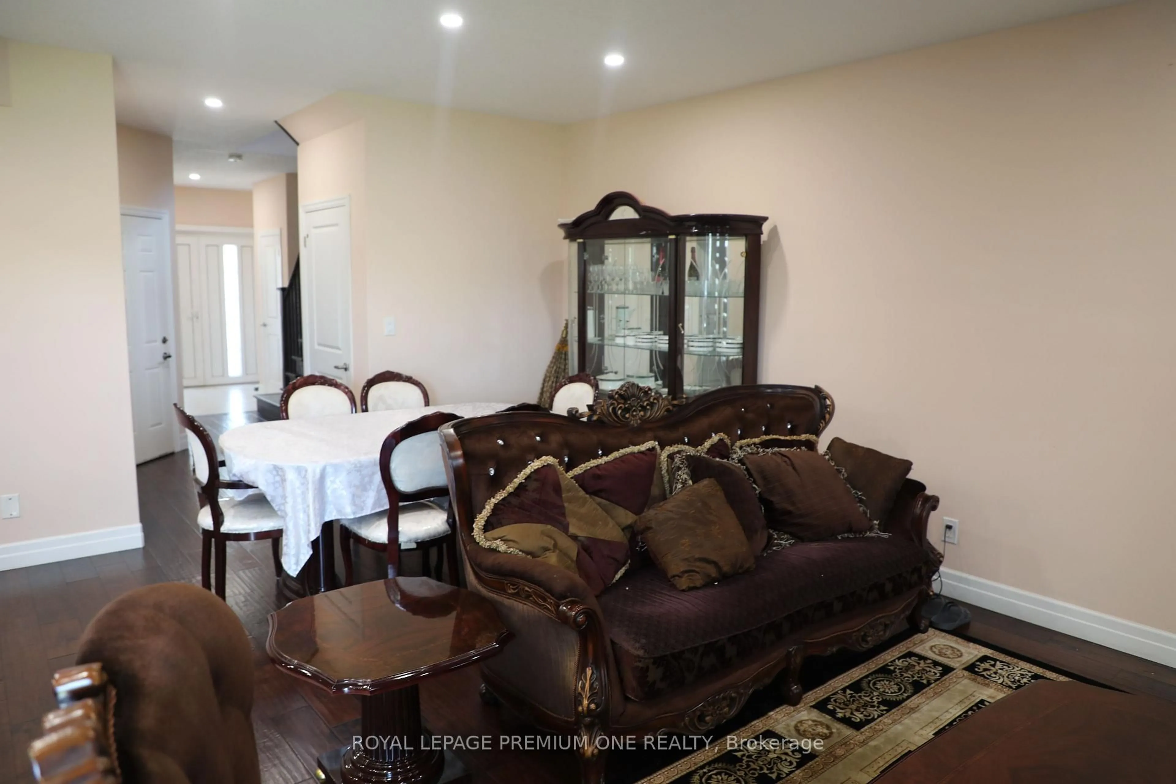 Living room with furniture, unknown for 811 Cedarpark Way, London North Ontario N5X 0C3