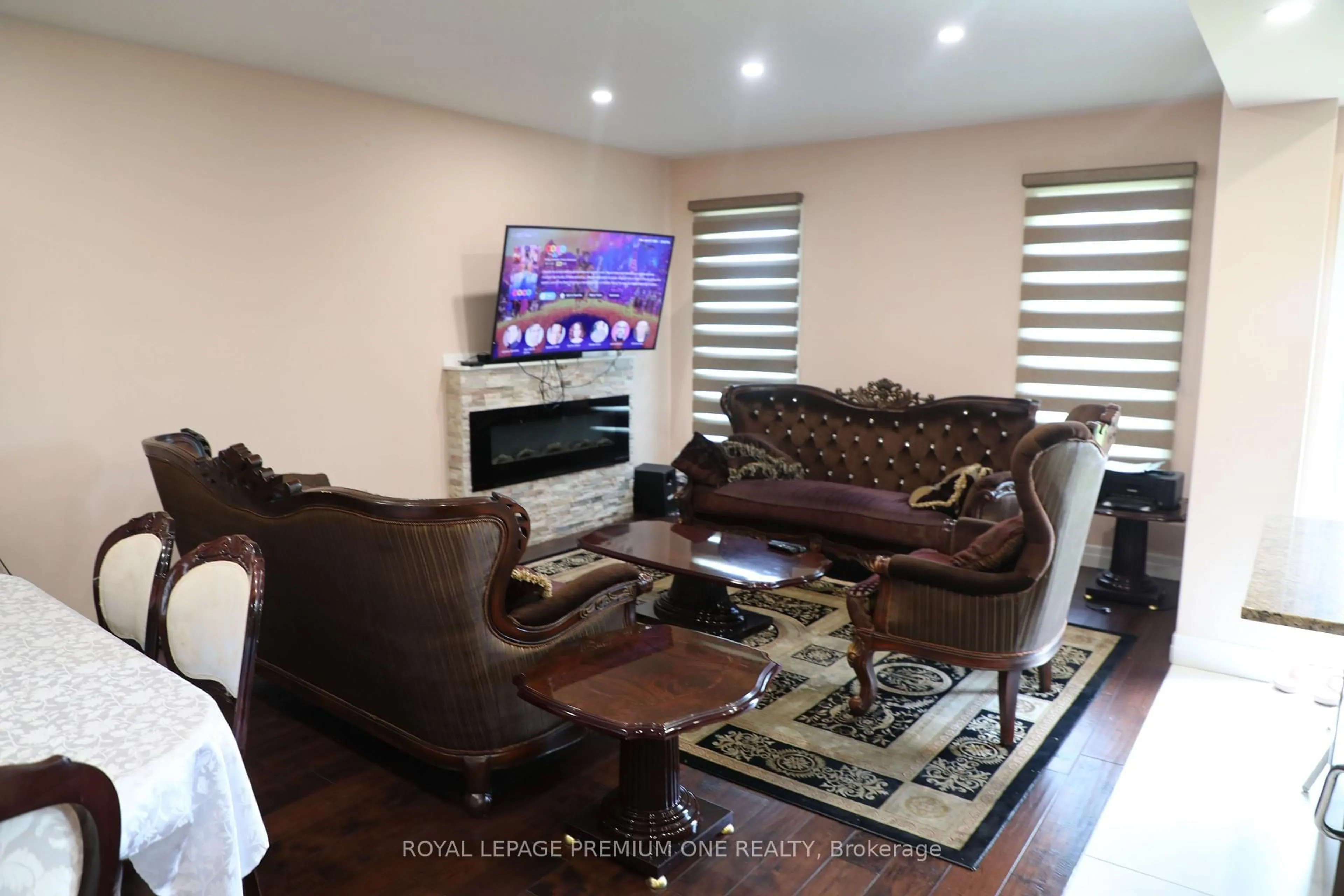 Living room with furniture, wood/laminate floor for 811 Cedarpark Way, London North Ontario N5X 0C3