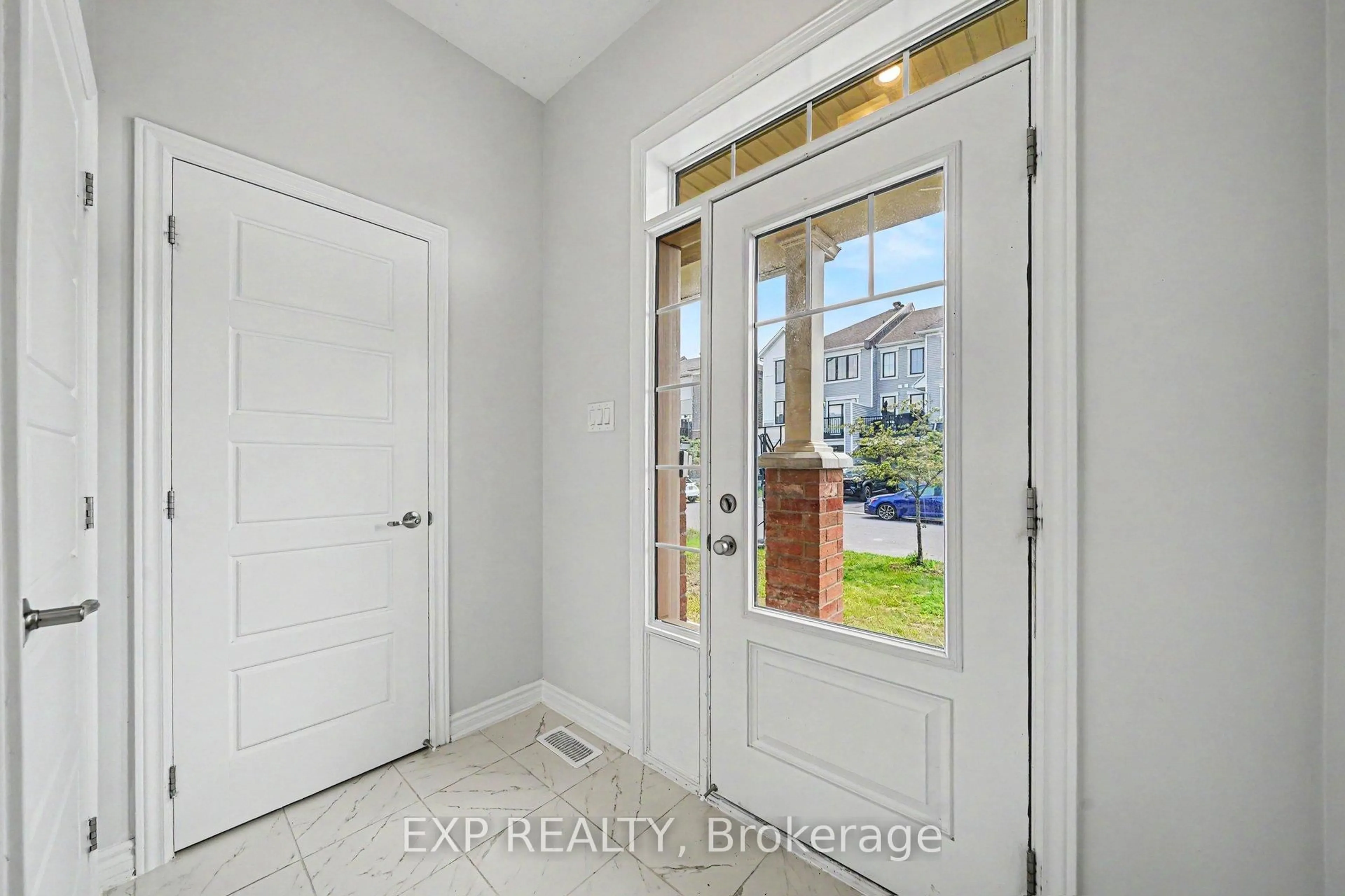 Indoor entryway for 523 Catleaf Row, Ottawa Ontario K4A 5J2