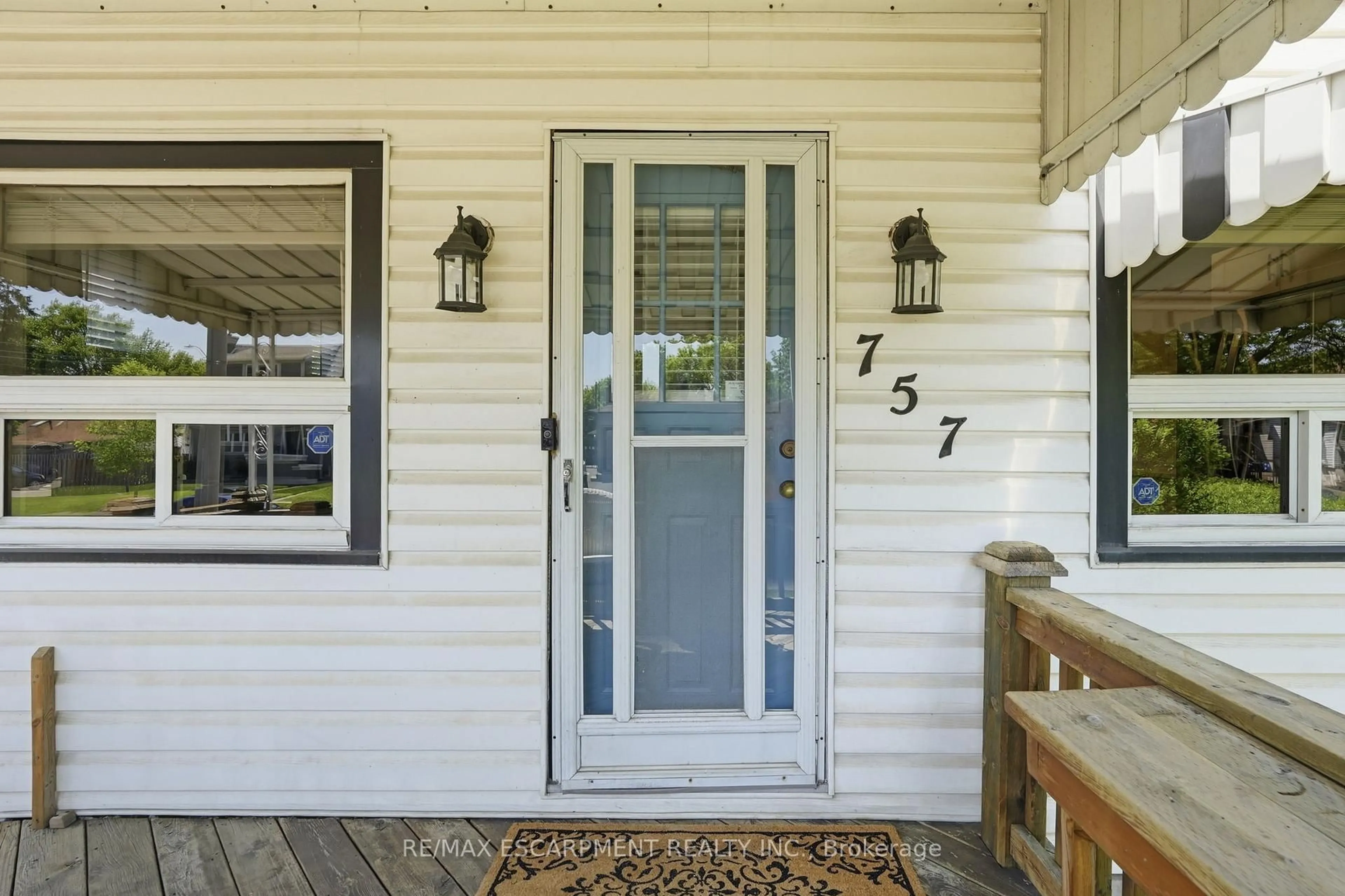 Indoor entryway for 757 Burgess Ave, Hamilton Ontario L8H 6J5