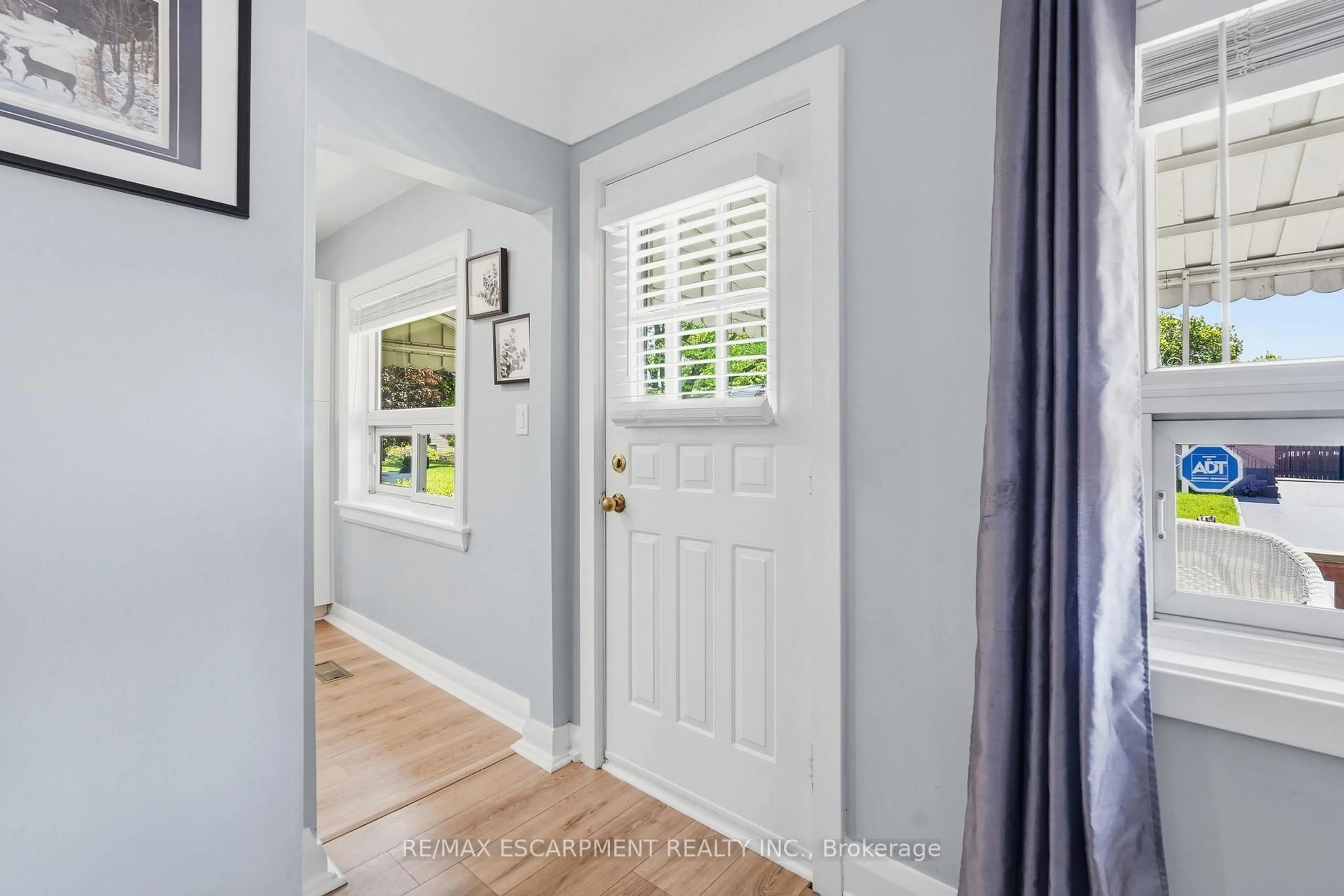 Indoor entryway for 757 Burgess Ave, Hamilton Ontario L8H 6J5