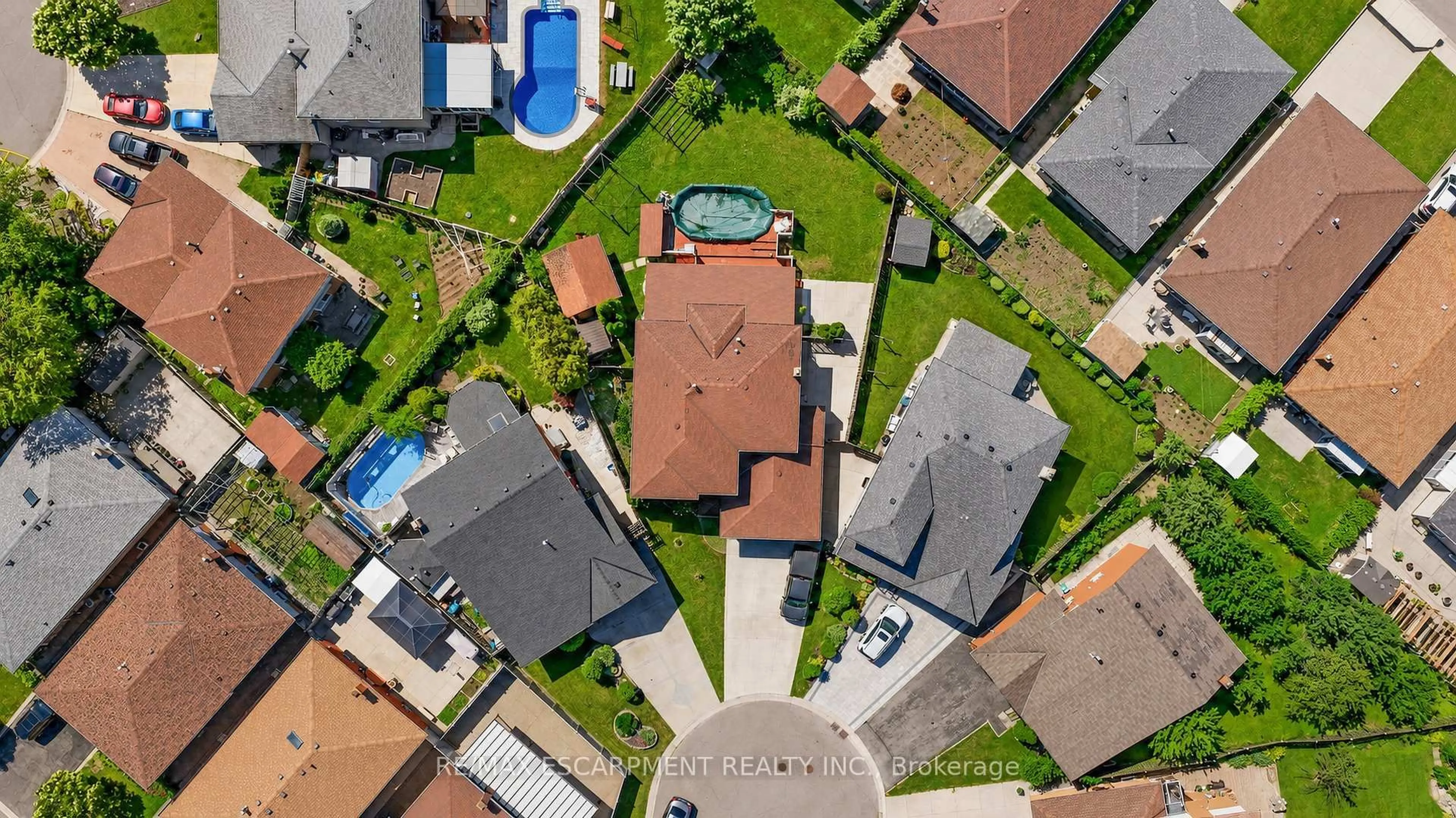 A pic from outside/outdoor area/front of a property/back of a property/a pic from drone, street for 15 Talia Crt, Hamilton Ontario L6E 4X8