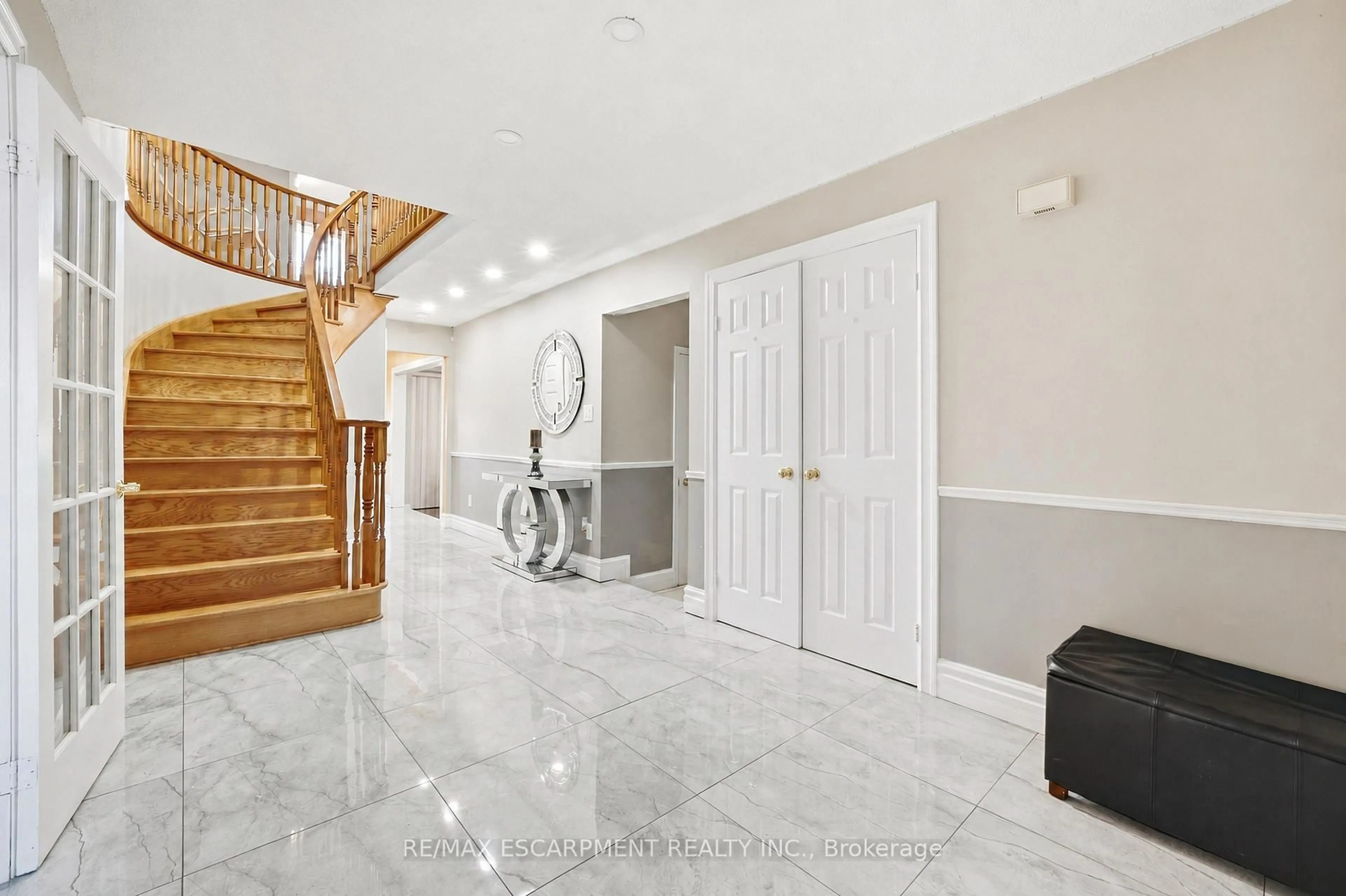 Indoor foyer for 15 Talia Crt, Hamilton Ontario L6E 4X8
