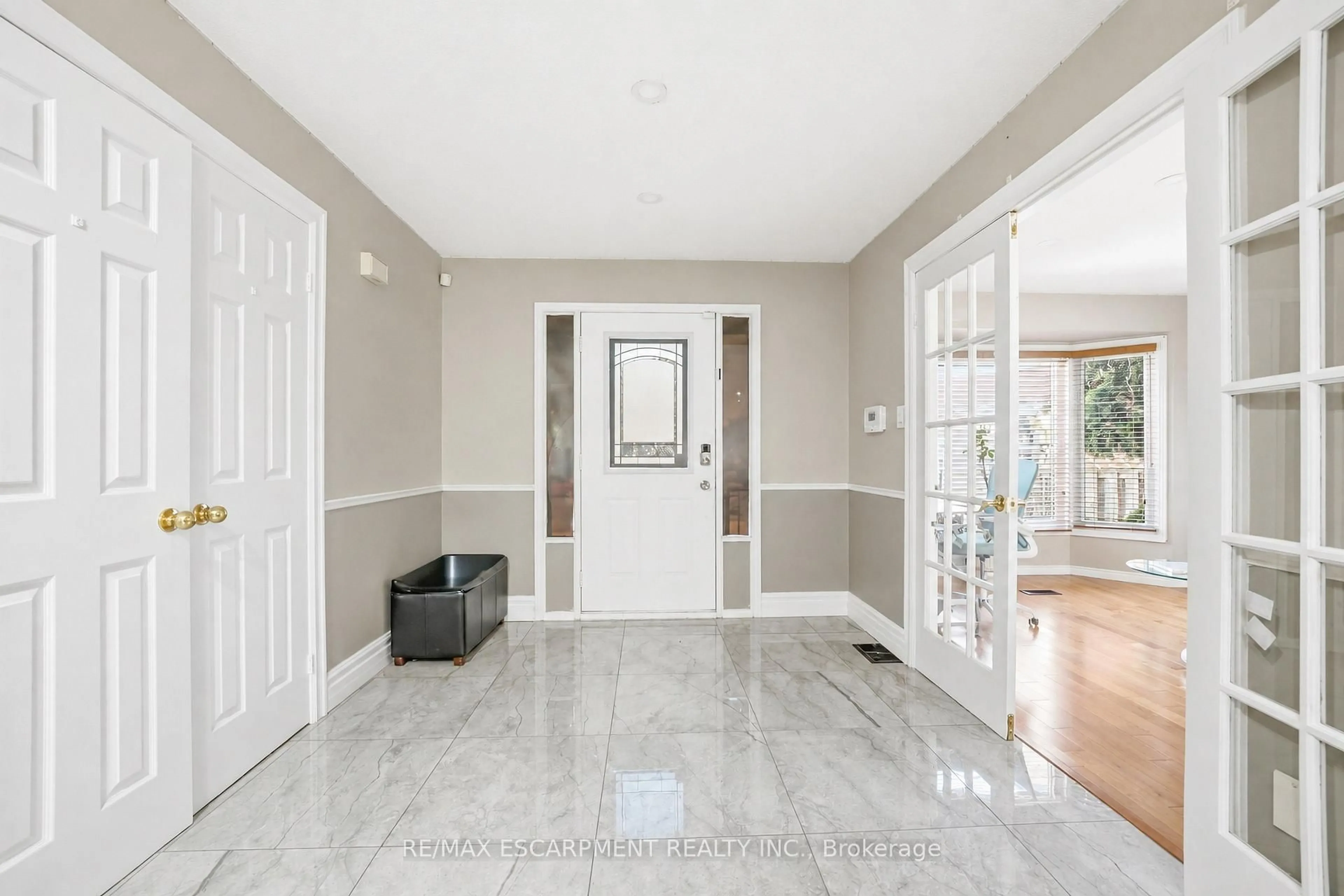 Indoor entryway for 15 Talia Crt, Hamilton Ontario L6E 4X8