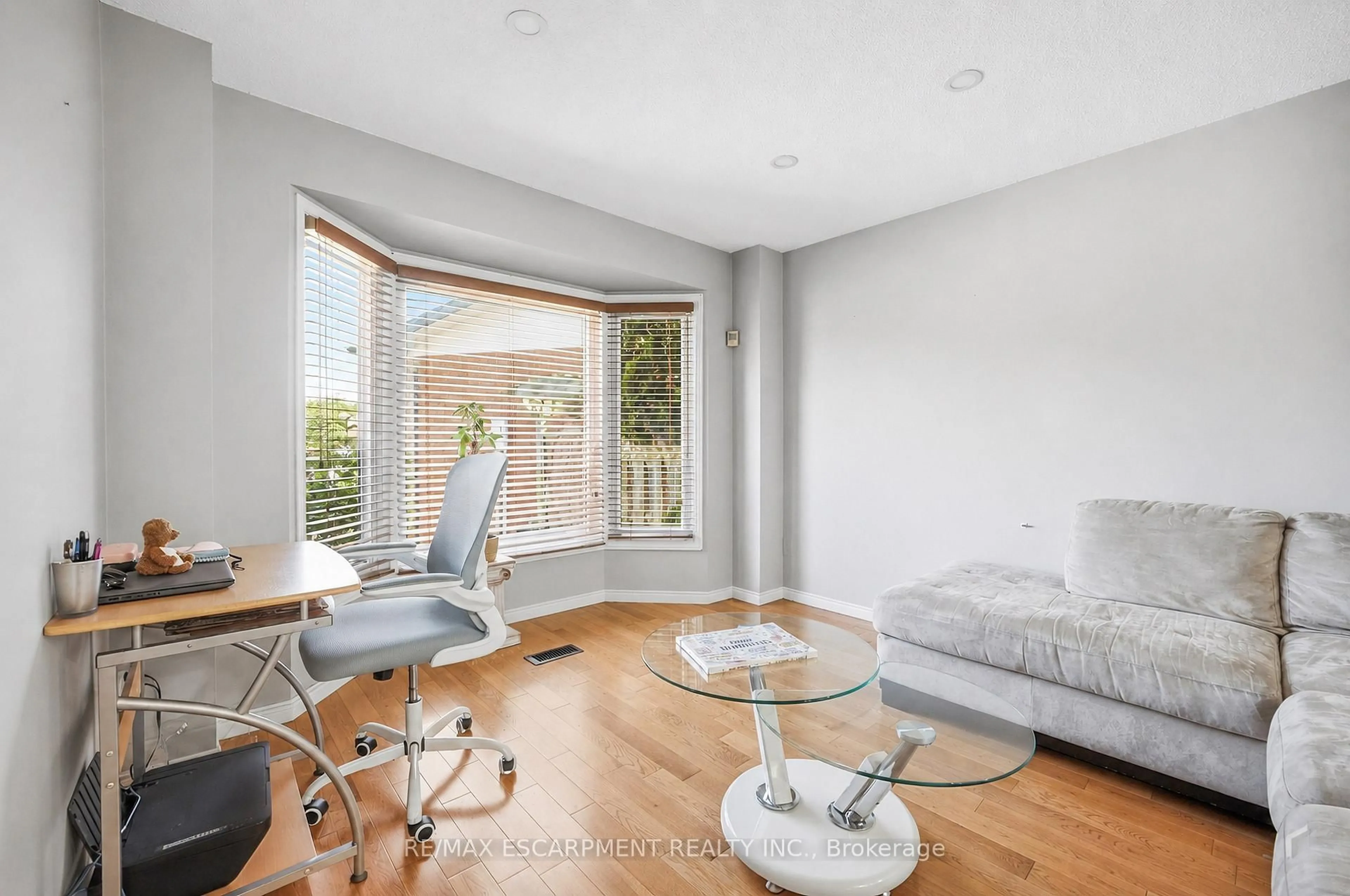 Living room with furniture, wood/laminate floor for 15 Talia Crt, Hamilton Ontario L6E 4X8