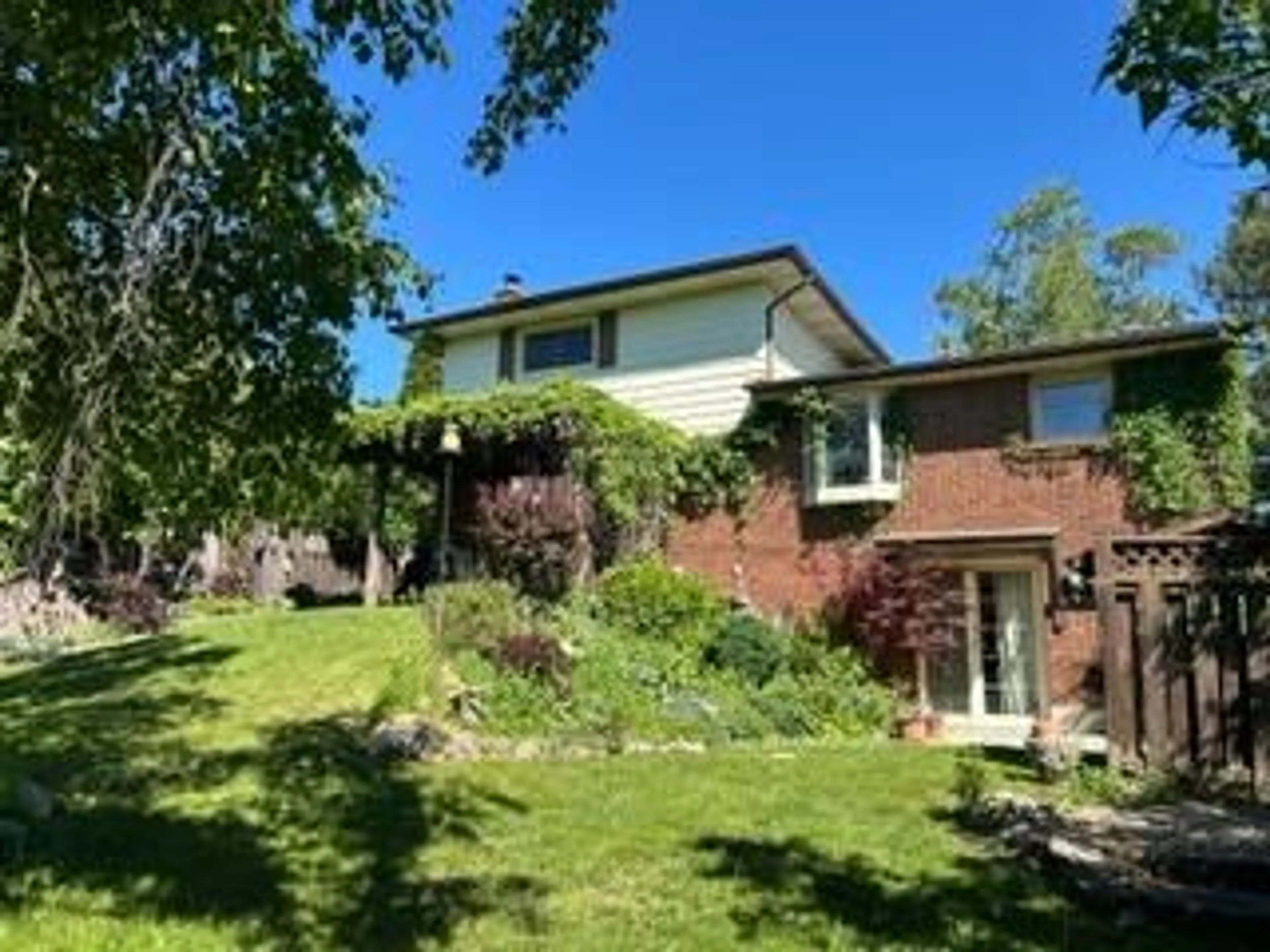 A pic from outside/outdoor area/front of a property/back of a property/a pic from drone, unknown for 87 Oakwood Cres, Peterborough Ontario K9J 1N2
