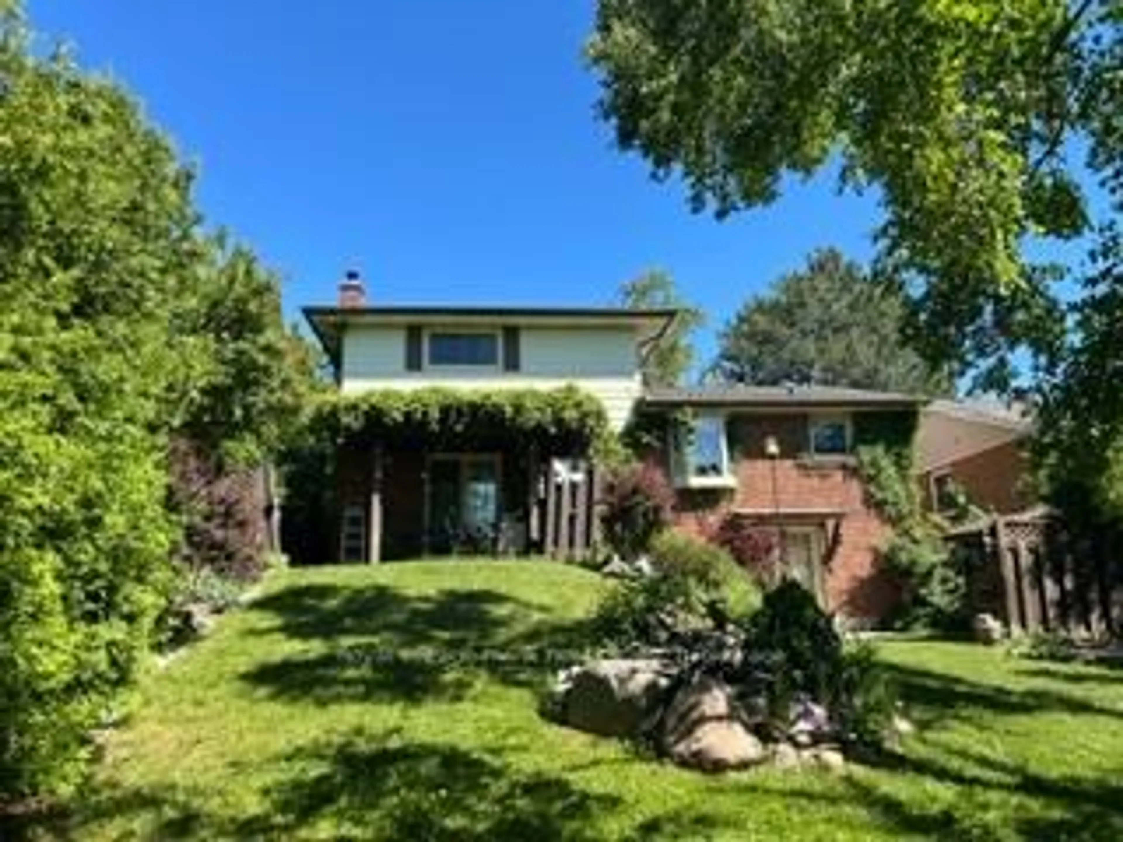 Home with brick exterior material, street for 87 Oakwood Cres, Peterborough Ontario K9J 1N2
