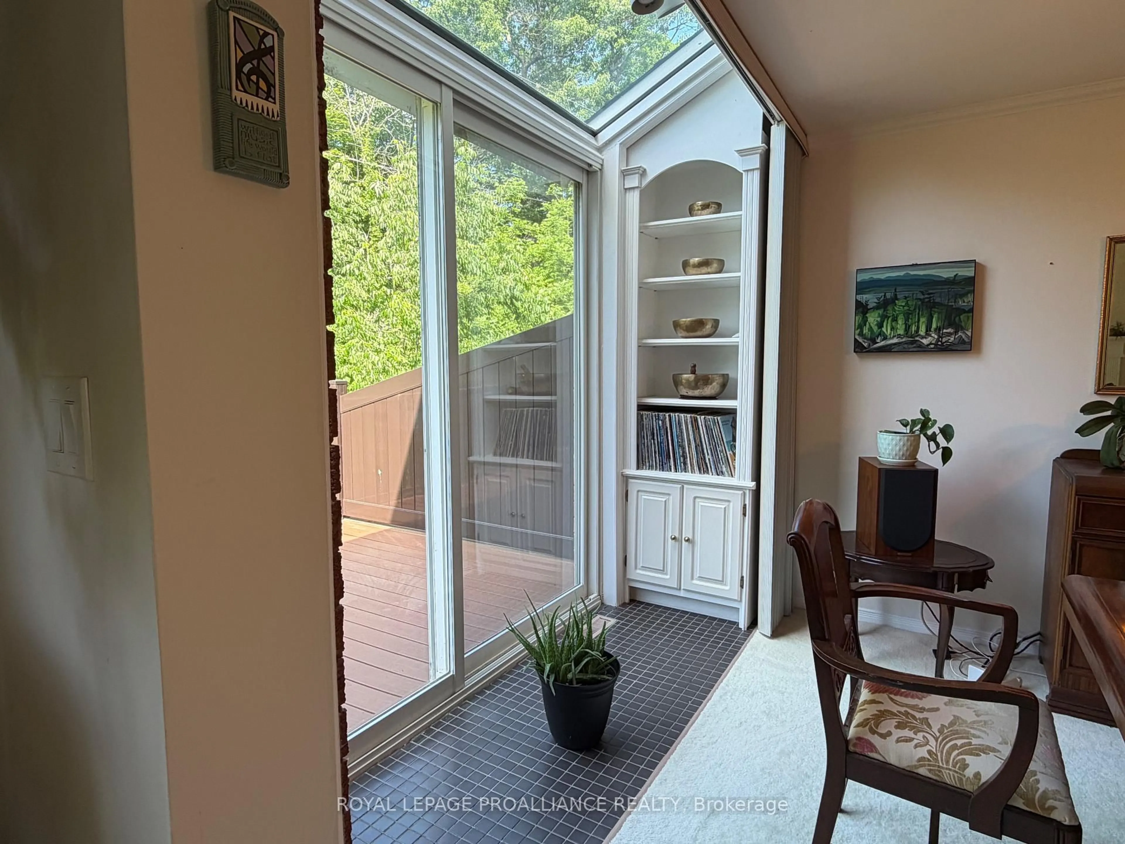 Indoor entryway for 40 Country Club Pl, Elizabethtown-Kitley Ontario K6V 6T9