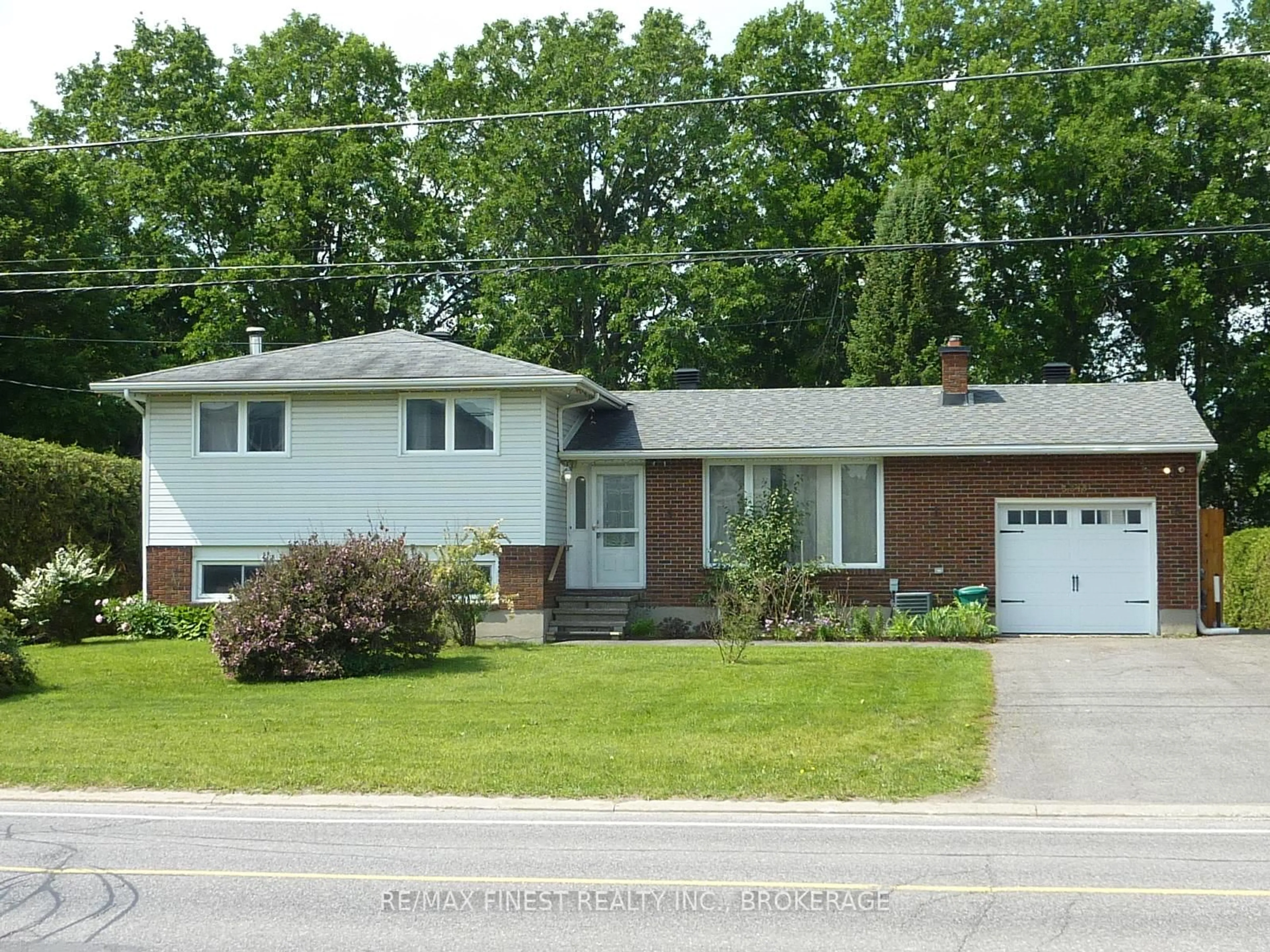 Home with vinyl exterior material, street for 3318 Shea Rd, Richmond Ontario K0A 2Z0