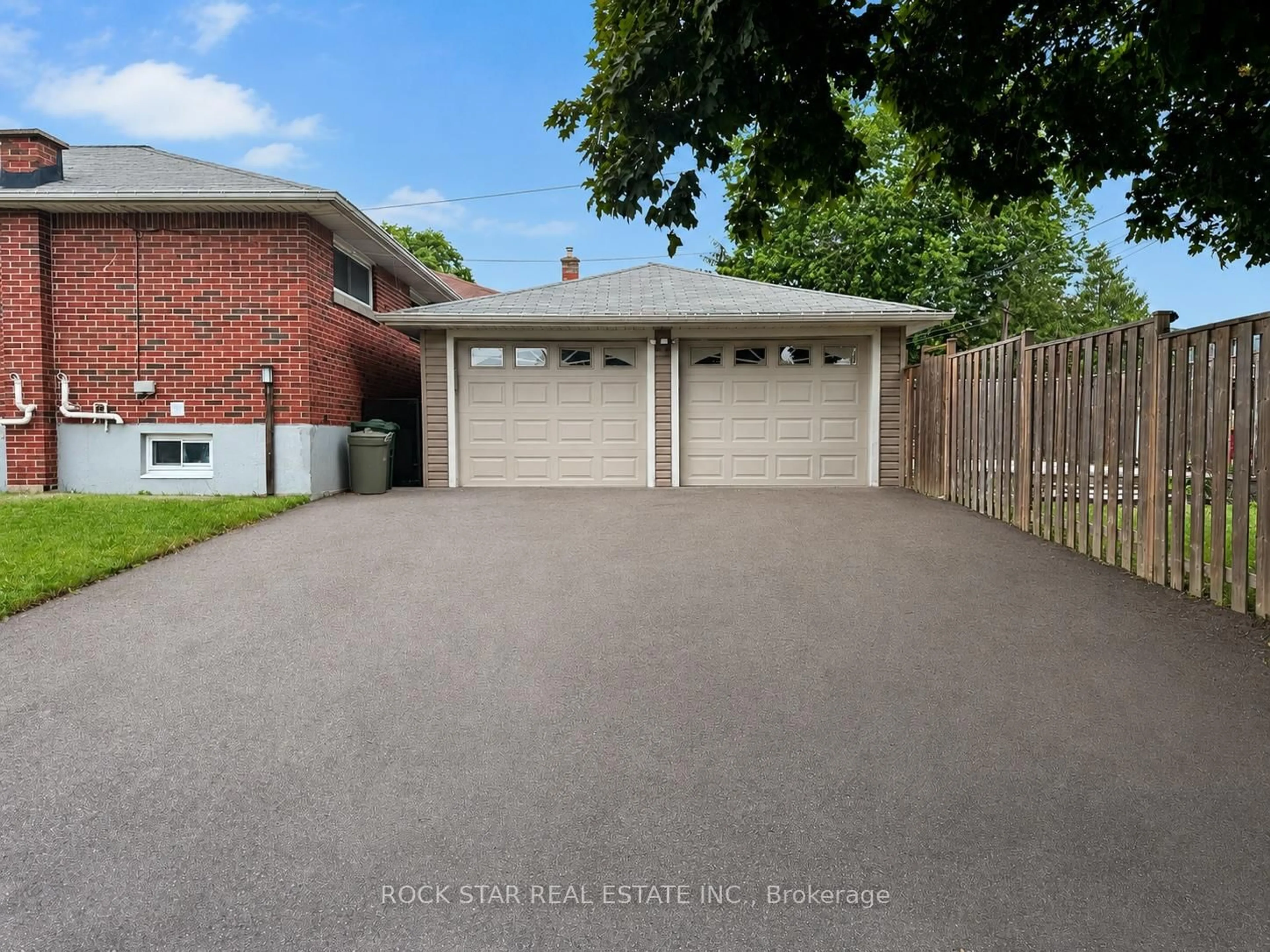 A pic from outside/outdoor area/front of a property/back of a property/a pic from drone, street for 144 Winchester Blvd, Hamilton Ontario L8T 2N2