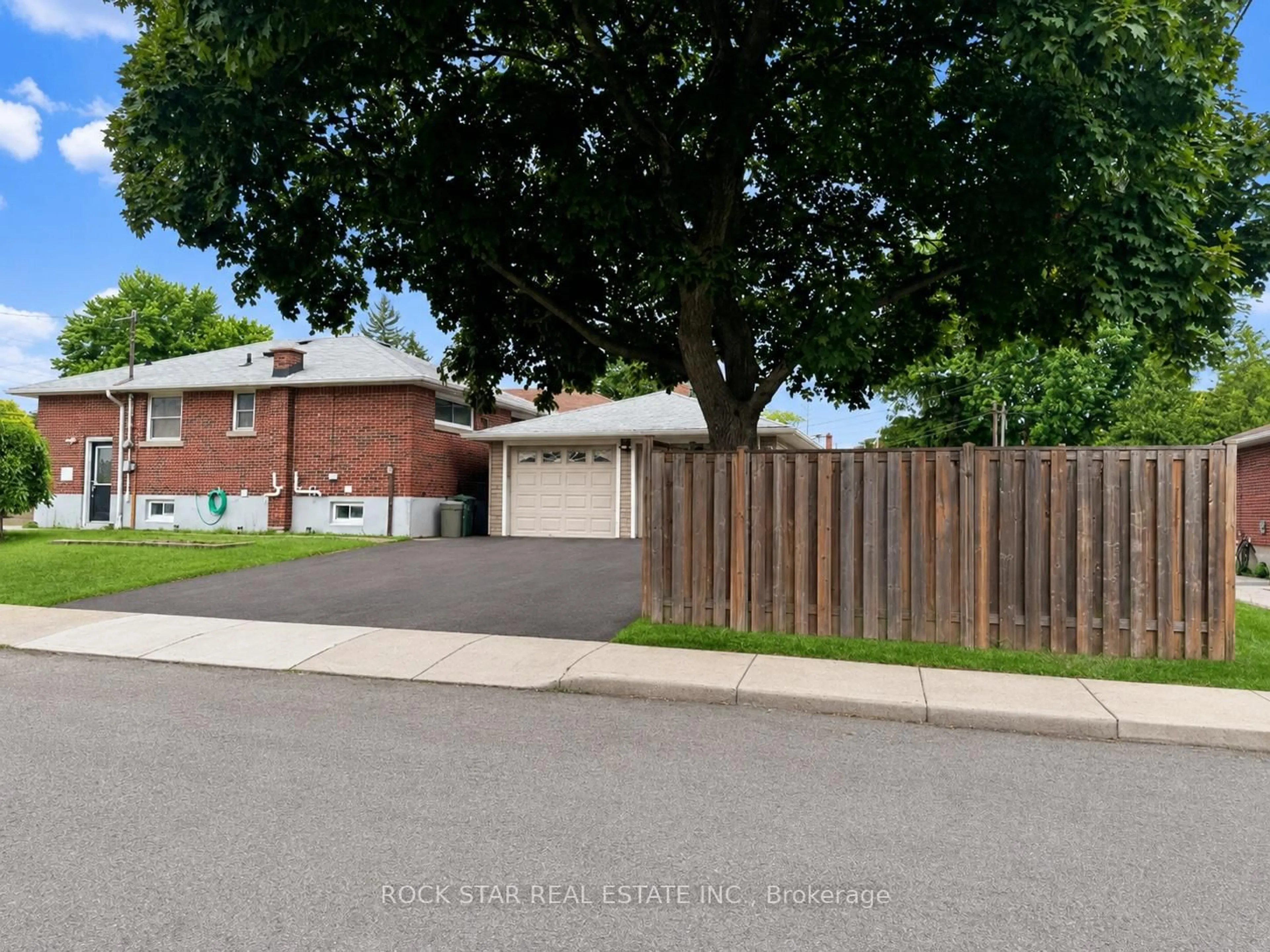 A pic from outside/outdoor area/front of a property/back of a property/a pic from drone, street for 144 Winchester Blvd, Hamilton Ontario L8T 2N2