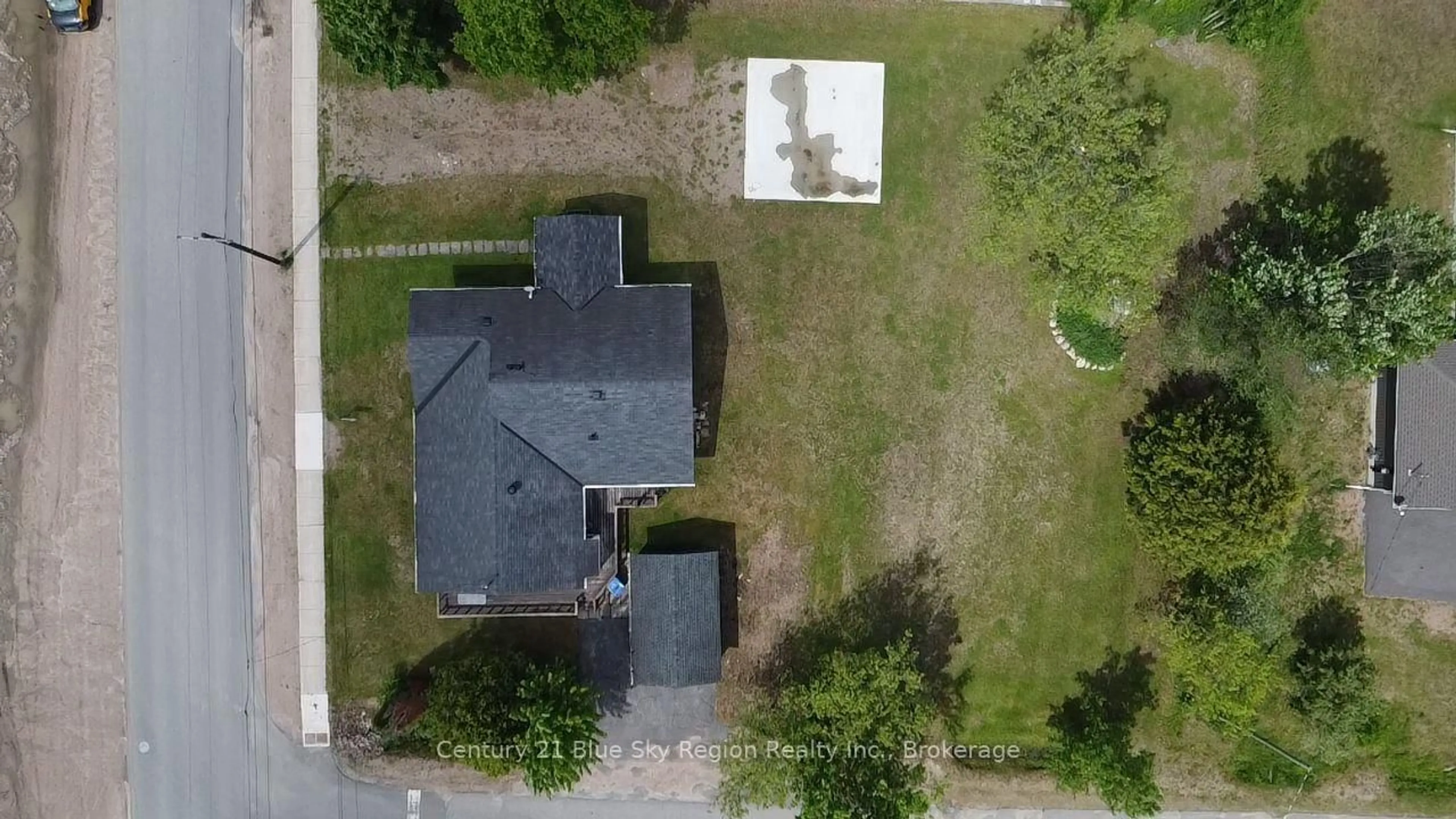 A pic from outside/outdoor area/front of a property/back of a property/a pic from drone, street for 391 Mattawan St, Mattawa Ontario P0H 1V0